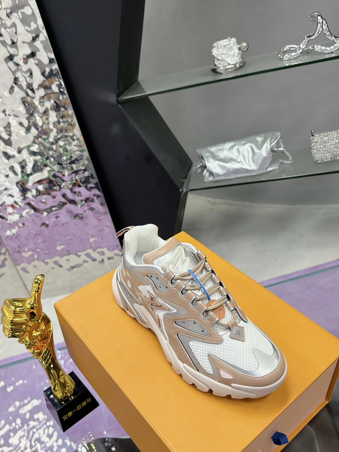 工厂价:380 (飞机盒➕10) Lv系列又加新颜色了 重磅回归 2025官方新颜色 渐变色系列颜色 增加中💓 春夏男装秀场推出 L* Runner Tatic 运动鞋:网格织物混合牛皮革,诠释跑鞋的设计精髓;反光 Monogram 花卉点缀侧面,舒适加衬鞋领、柔软科技内衬和轻盈橡胶外底完善整体。 Lv运动鞋 系列 专柜热卖中 Size 38-45 (46定制)