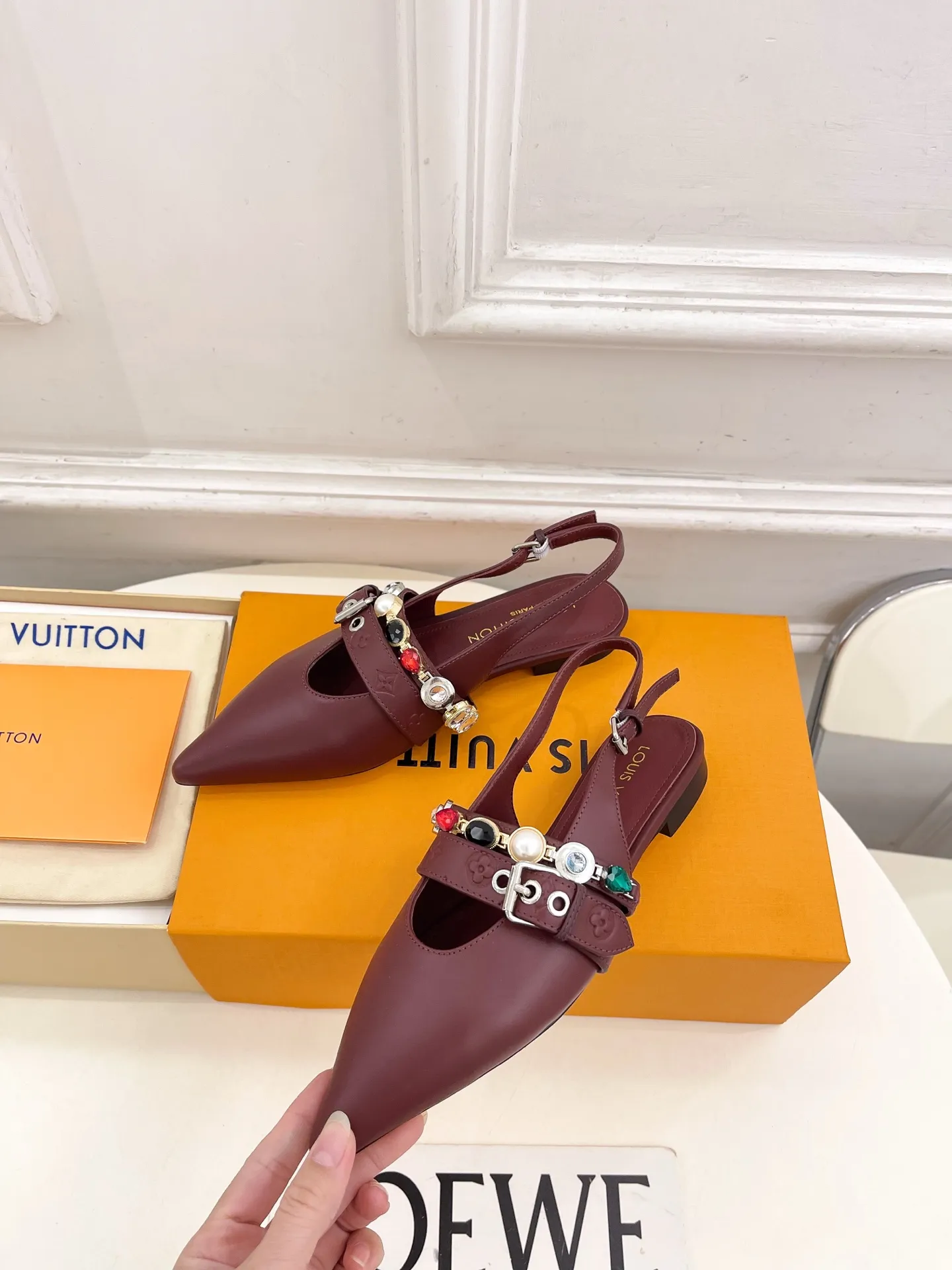 LV | 路易威登 26𝐬𝐬 🧡💚2026春夏新款 顶级版本⚠️ 专柜主打最新款 LV VIBE 珠宝链条尖头露跟平底鞋 系列硬货上新🆕 ❥BS代购级别!高级感十足!国内外博主刷爆的一款,复古又时髦 上脚美炸了!官网主推款★ ━━━━━ ЅᏇєєt ━━━━━ ▪️鞋面:原版特定小牛皮 ▪️内里:进口羊皮里 ▪️大底:原版意大利真皮大底 ▪️跟高:1.5cm/5.5cm ▪️鞋码:35-39(40.41定制) ▪️出厂价:💰360