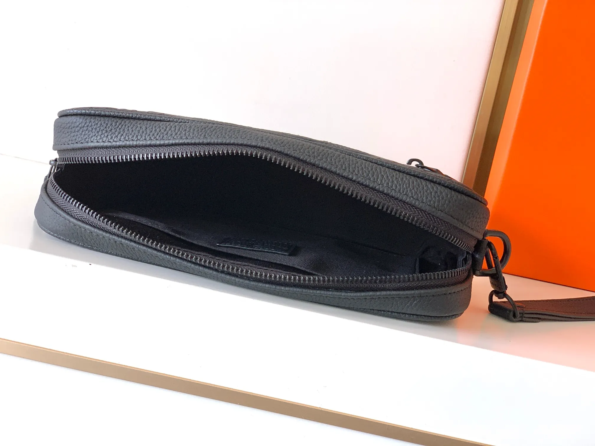 原单顶级M69825#黑色全皮压花， Fastline 邮差包以柔软牛皮革塑造贴身构型，可容纳手机、短款钱夹、记事本和耳机等日常所需。尺寸25x16x5.5------💰270