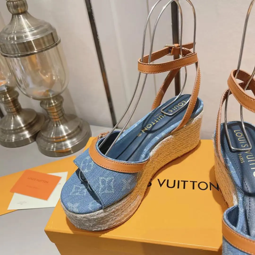 p240 2024🔥🔥🔥 LV坡跟麻绳编辑凉鞋。面料牛皮加牛仔布，内里垫脚羊皮 ，坡跟高约 13 厘米，带 3.5 厘米防水台 🎉🎉🎉码数35/42