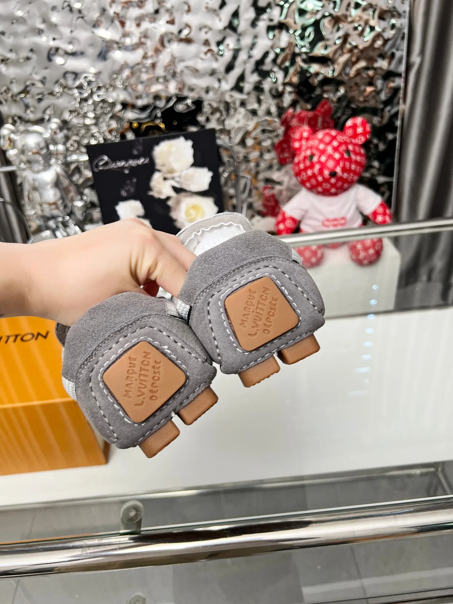 p310,LV新款情侣款薄底鞋,告别厚重,拥抱轻盈超薄底设计,赋予足下灵动自由,步履间尽显从容。复古德训鞋 .一双好鞋穿遍夏天 面料 : 定制网面绒面牛皮拼接 码数:35-46 欢迎传图下单