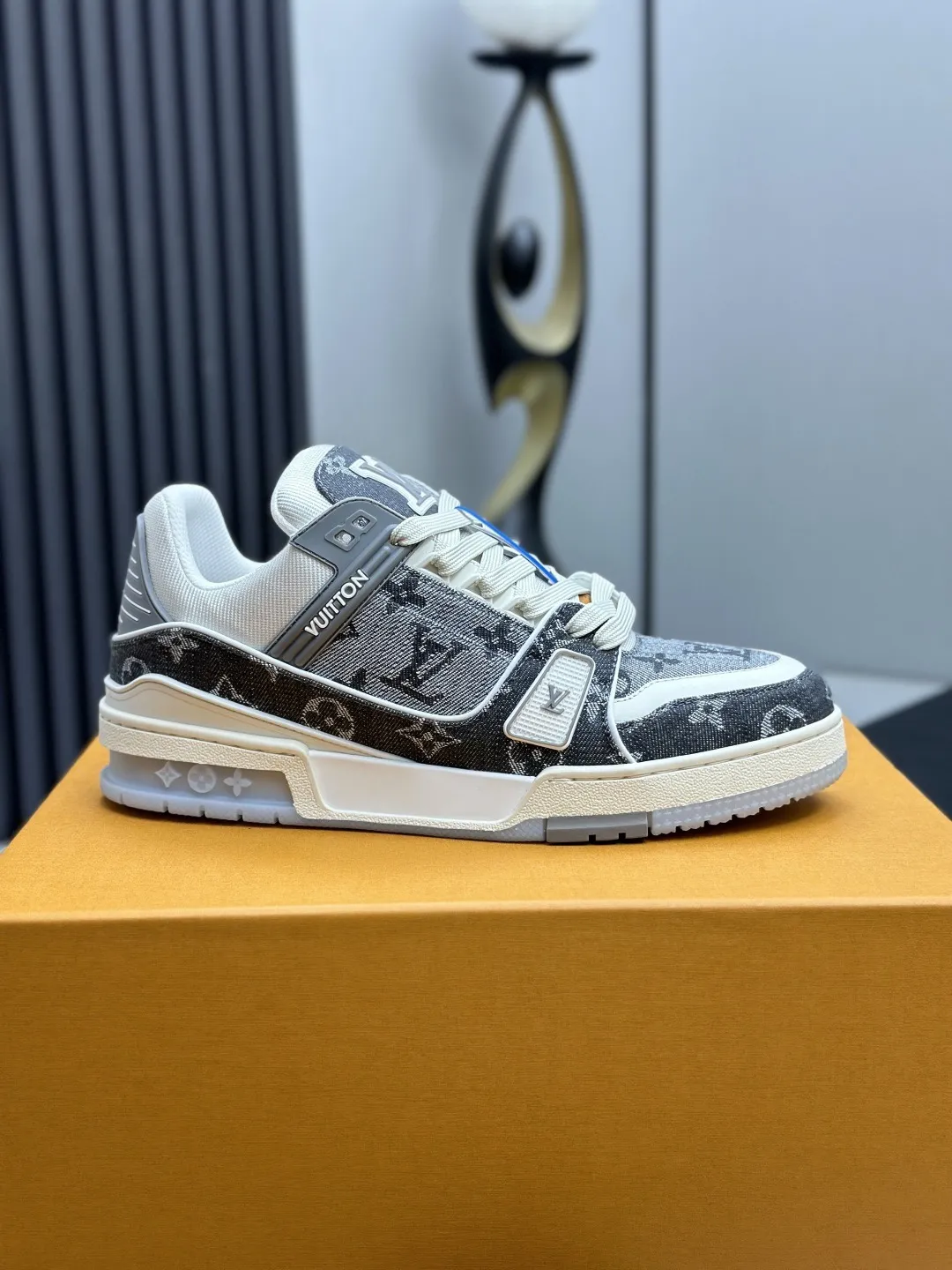 广版高版本P280 🔥🔥🔥芯片感应✅ 驴家LV Trainer 原版完美楦型 大厂出产 品控胜过市面百分之95 TPU大底材料。独家底磨 开发费2w+ 质感媲美原版 密集度超高 区别于同行色泽质感 意大利进口头层一刀切小牛皮 皮料厚实度韧性高于市面 原版垫脚聚米微料加透气英伦网布 都是按打造开发 不偷半点料 不掺半点假 细节原版一致✅可对比 全包套原版包装配件 目前市面一梯队级别 ⚠️市场太杂请注意混卖版本 可区别材料 版型 质感 包装配件 一切肉眼可见的细节。 女码:35-40,男码:38-45(38.45-47定做)