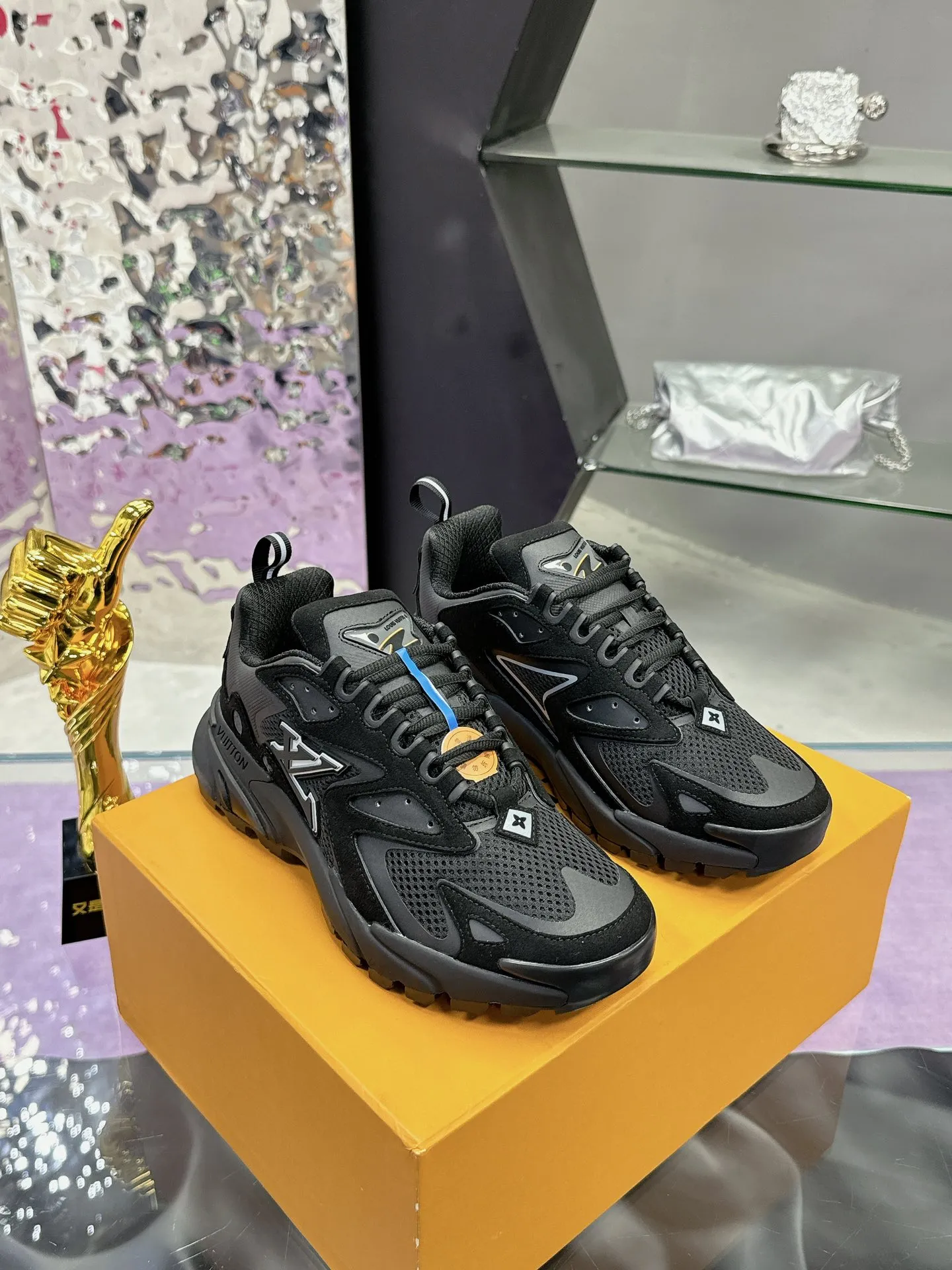 工厂价:380 (飞机盒➕10) Lv系列又加新颜色了 重磅回归 2025官方新颜色 渐变色系列颜色 增加中💓 春夏男装秀场推出 L* Runner Tatic 运动鞋:网格织物混合牛皮革,诠释跑鞋的设计精髓;反光 Monogram 花卉点缀侧面,舒适加衬鞋领、柔软科技内衬和轻盈橡胶外底完善整体。 Lv运动鞋 系列 专柜热卖中 Size 38-45 (46定制)