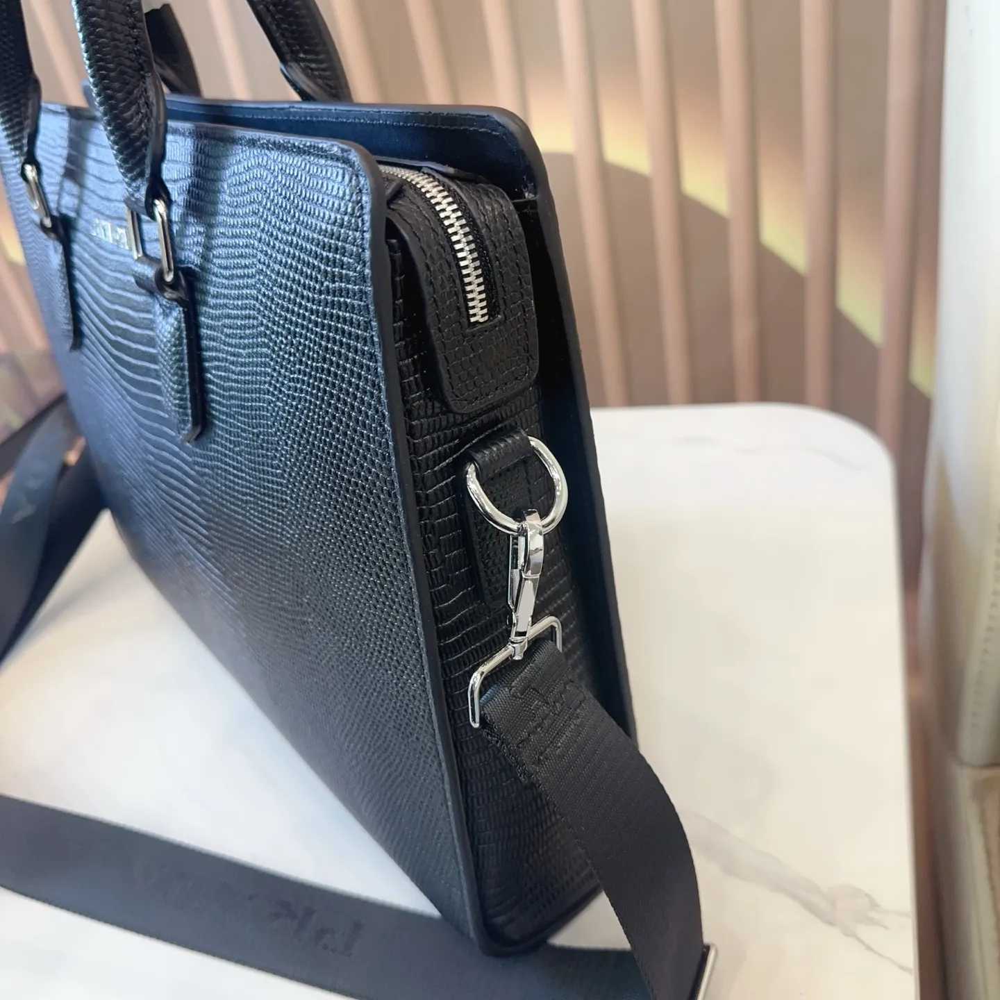 p310纯皮. Prada· 普拉达 公文包 最新男士手提单肩包🧸大容量超级实用 简约风、符合现代年轻人的审美、男士公文包、但是又偏休闲式的设计、实物特别高级 全部带有logo 尺寸:39*8*28cm gy