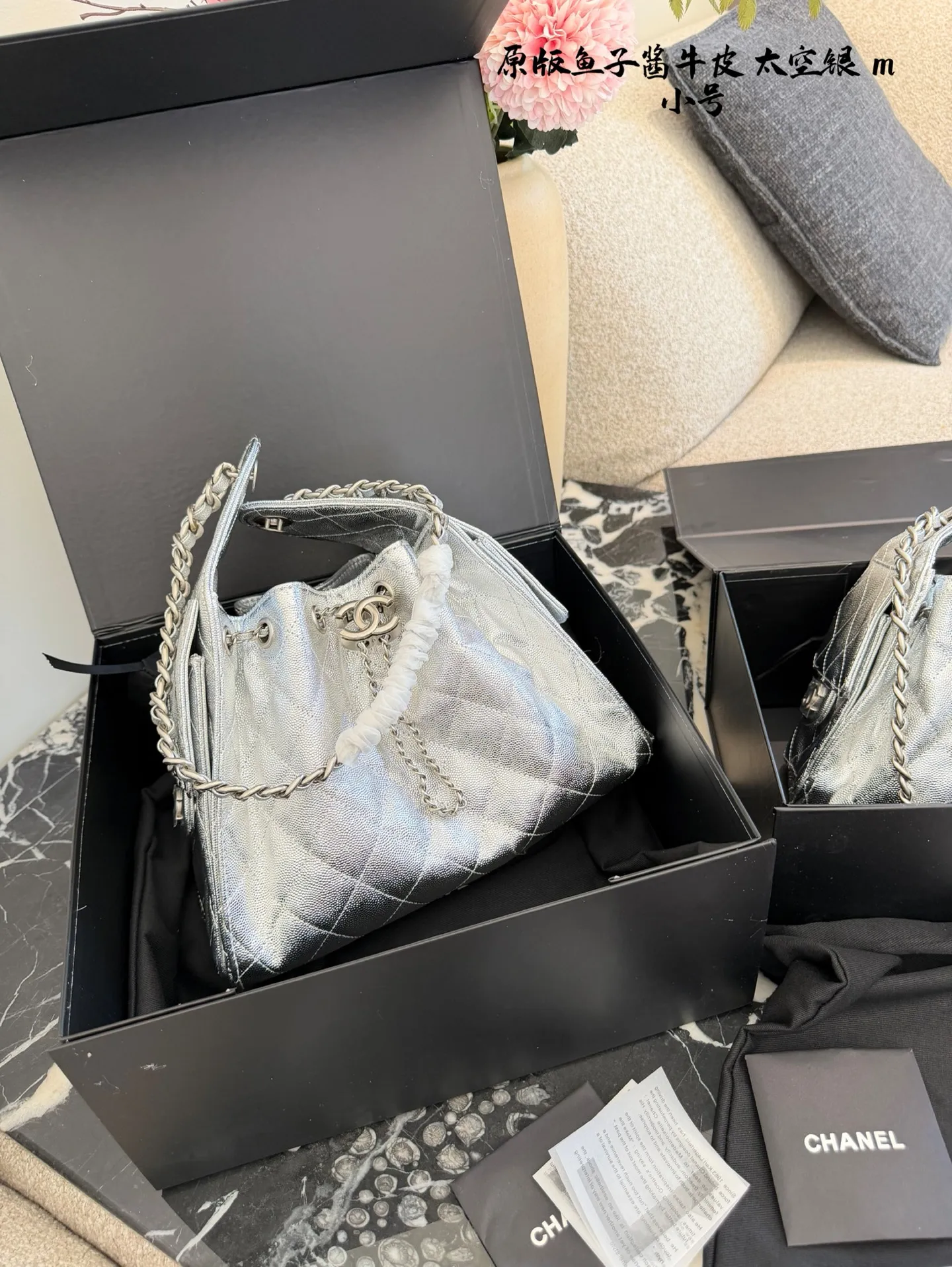 p250p280 牛皮 香奈儿26C银色25bag mini ✨香奈儿26C早春系列25bag mini,银色金属光泽+经典菱格纹,未来感满满!油蜡皮材质细腻耐磨,链条肩带+抽绳设计,手提斜挎都OK,日常出街超百搭👜。尺寸26×22cm,20×17cm 容量适中,秋冬大衣、春夏轻便穿搭都能轻松驾驭。银色在光线下细闪,时髦精必入,Jennie同款超火🔥,断货预警!