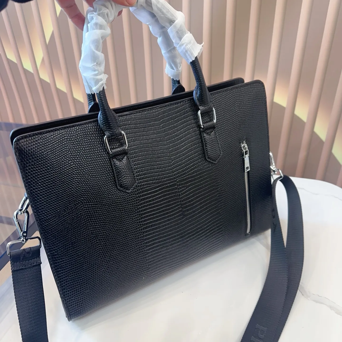 p310纯皮. Prada· 普拉达 公文包 最新男士手提单肩包🧸大容量超级实用 简约风、符合现代年轻人的审美、男士公文包、但是又偏休闲式的设计、实物特别高级 全部带有logo 尺寸:39*8*28cm gy