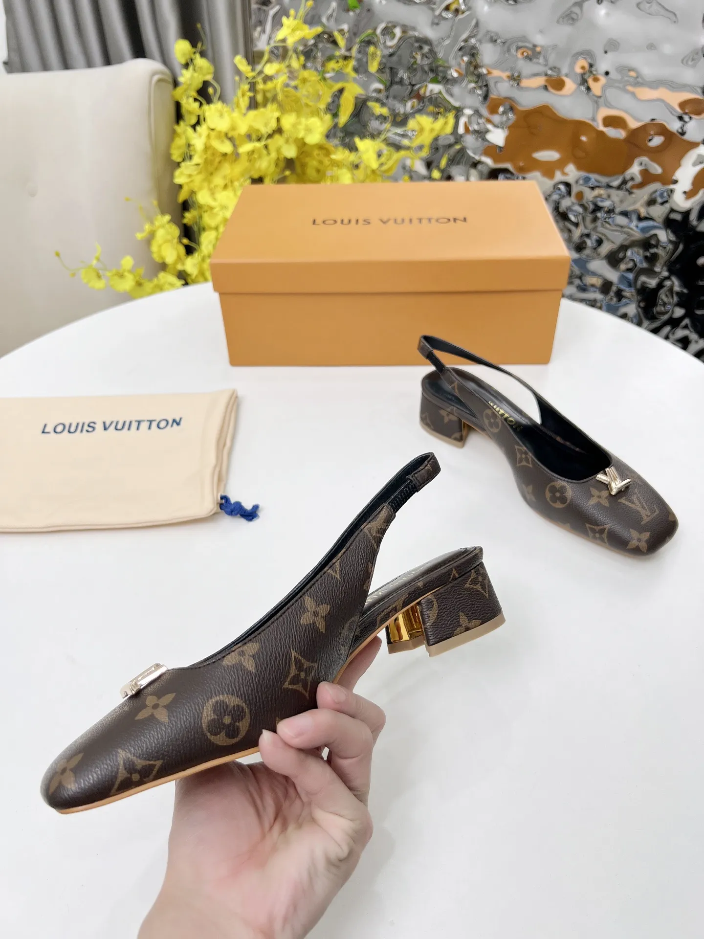 上新啦,2025LOUIS VUITTON 专柜经典款,经典永流传!做工用料都和原版同步, 内里/垫脚;羊皮 跟高:3.5cm 码数 35-41 橡胶底, 颜色:四色可入(黑牛漆皮,白色牛漆皮,黑色牛皮,LV老花皮) 带全套包装P190