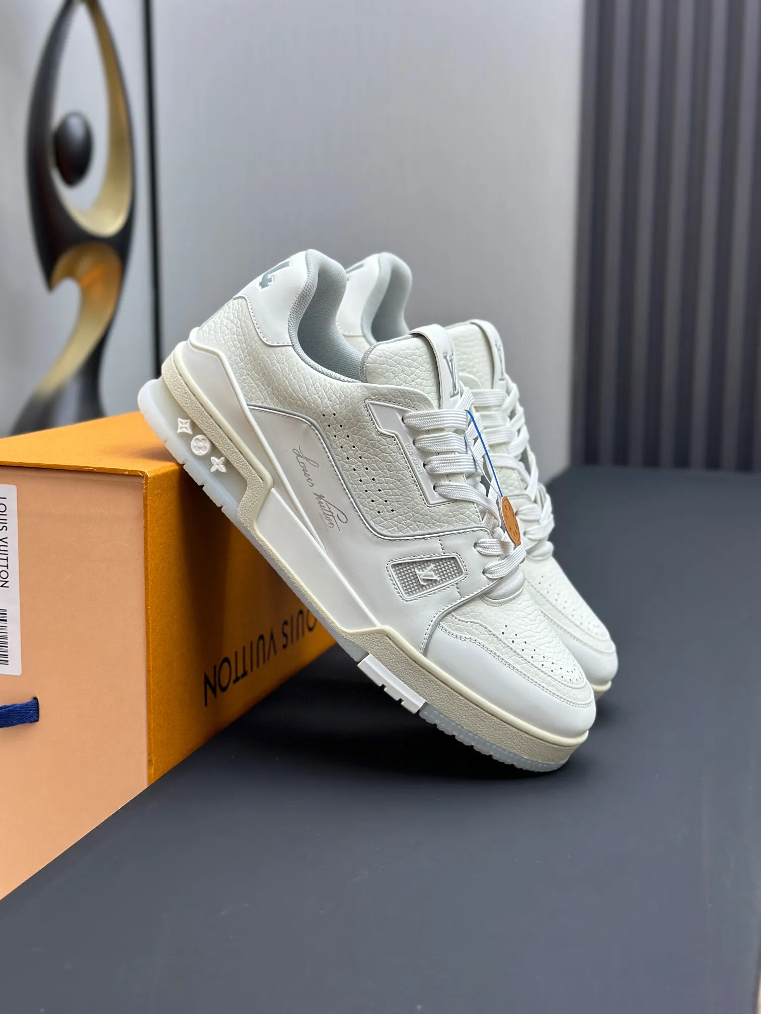 p280 情侣款👫原版开发 品质出货 欢迎对比 ✅LV系列 LV Trainer Maxi将成衣系列的宽松廓形引入VirgilAbloh笔下的LVTrainer设计,春夏秀场瞩目亮相。牛皮革鞋面结合粗犷织物鞋带,以缤纷串珠点明品牌经典。LV字母标注鞋舌,Monogram花卉栖身外底。 混合材质 采用头层牛皮制成,进口定制专用印花牛仔布包裹,粗鞋带系带设计,侧面带 Monogram 大印花, 鞋舌及后跟”lv 54“徽章点缀,橡胶外底饰有 Monogram 花卉, 网布内里棉垫脚,舒适性一如既往的达到极致,精品传承,品质至上,值得拥有! 码数:女款35-39(定制40 41) 男款39-44(39.45定做不退换) ♡全套包装搭配原版礼盒