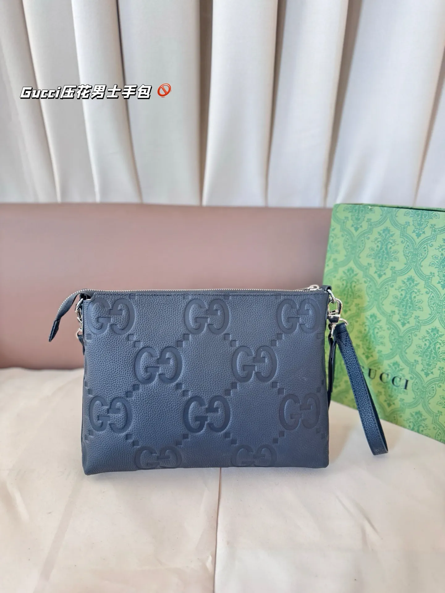 P130 Gucci压花 新款男士手包,可斜挎!很酷的男包来喽看起来十分时尚且年轻。斜挎也不显大当收纳空间真心不错,拿取东西时十分方便当肩带可以自由调节长度,任何身高都没问题 尺寸:29*22