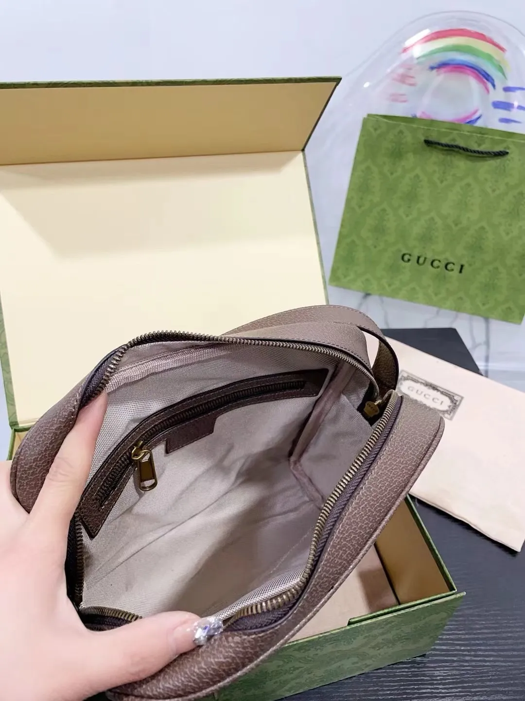 👑💰P150配礼盒🎁 GUCCI酷奇ophidia斜挎包. GG男包来咯~ 随着时间成长,老花也是经久耐看且永不过时的元素 这款包包造型小巧,依旧是复古的调性,方方正正的包型很好搭配衣服,可斜挎可作为手拿包,日常休闲和商务场合都可以驾驭,撞包率也很低,包身整体也很轻便,简约低调有质感尺寸:23*7*25cm