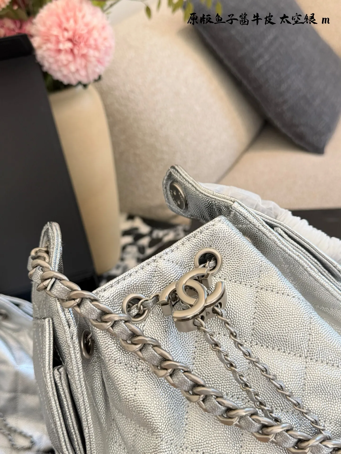 p250p280 牛皮 香奈儿26C银色25bag mini ✨香奈儿26C早春系列25bag mini,银色金属光泽+经典菱格纹,未来感满满!油蜡皮材质细腻耐磨,链条肩带+抽绳设计,手提斜挎都OK,日常出街超百搭👜。尺寸26×22cm,20×17cm 容量适中,秋冬大衣、春夏轻便穿搭都能轻松驾驭。银色在光线下细闪,时髦精必入,Jennie同款超火🔥,断货预警!