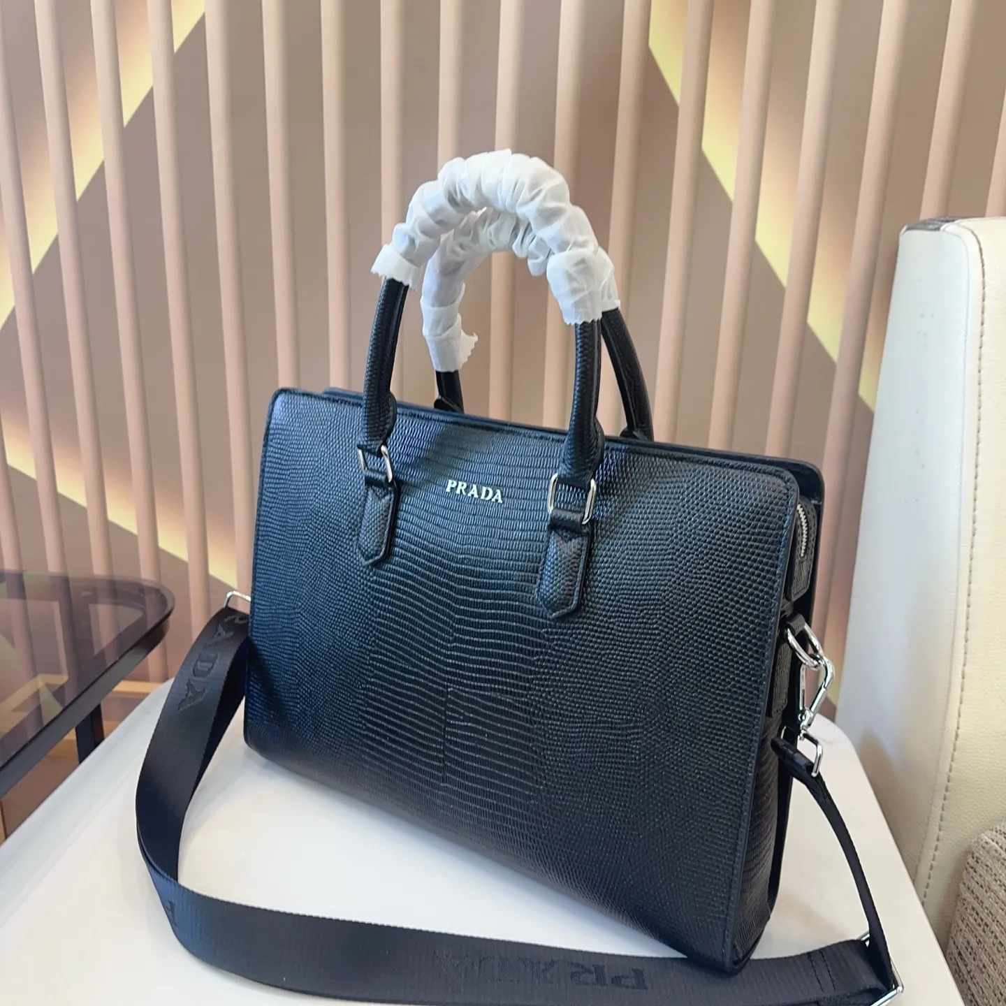 p310纯皮. Prada· 普拉达 公文包 最新男士手提单肩包🧸大容量超级实用 简约风、符合现代年轻人的审美、男士公文包、但是又偏休闲式的设计、实物特别高级 全部带有logo 尺寸:39*8*28cm gy