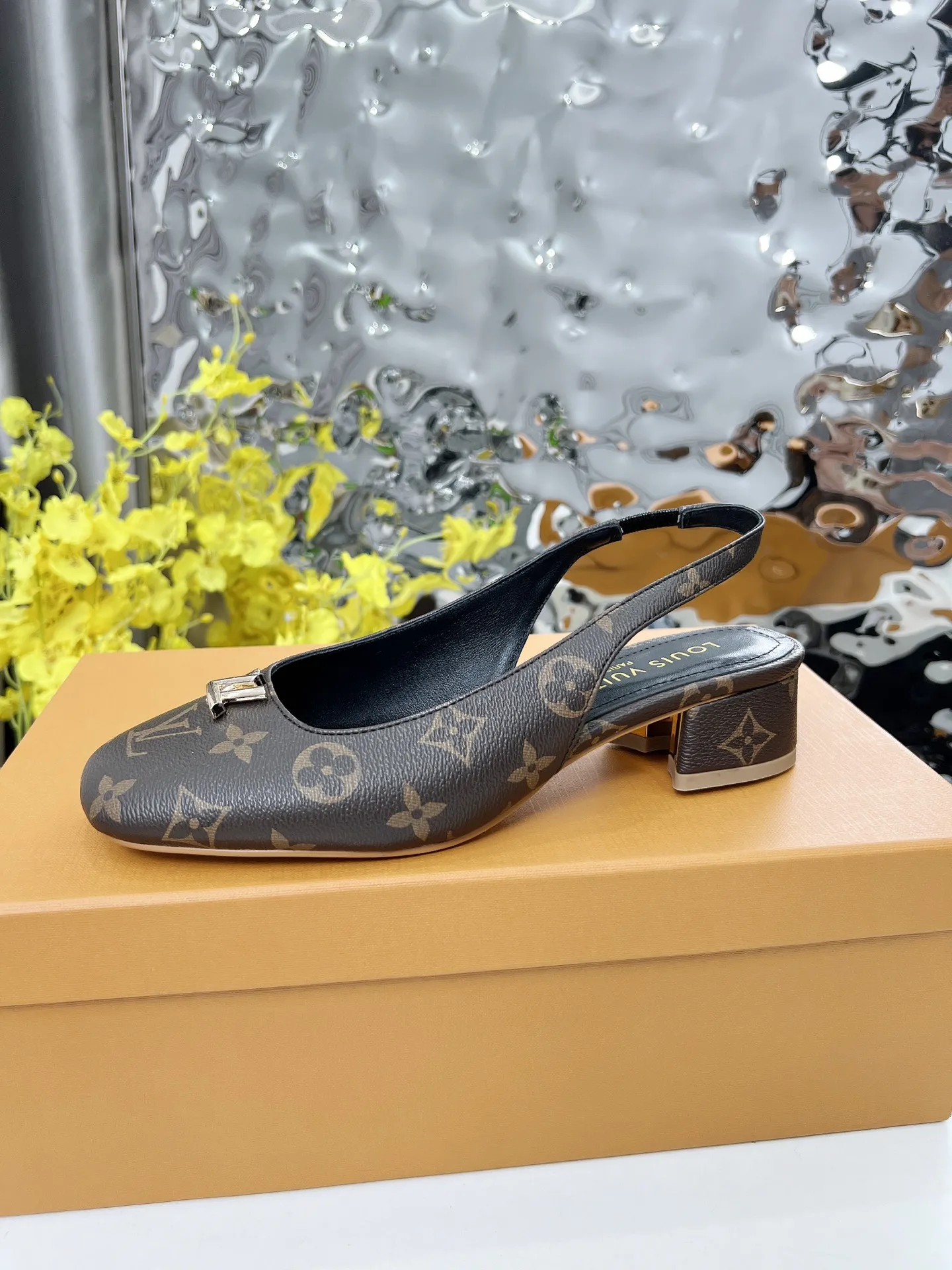 上新啦，2025LOUIS VUITTON 专柜经典款，经典永流传！做工用料都和原版同步， 内里/垫脚；羊皮 跟高：3.5cm 码数 35-41 橡胶底， 颜色：四色可入（黑牛漆皮，白色牛漆皮，黑色牛皮，LV老花皮） 带全套包装P190