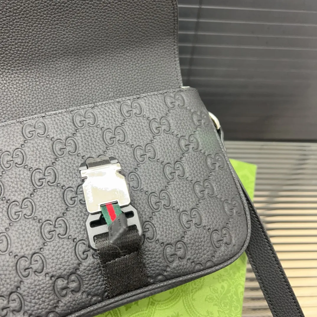 P175 Gucci 古奇 单肩包 男包 斜挎包 采用精湛镶嵌细工，经典百搭 实物拍摄 原厂原版面料 高端品质 配送防尘袋 21 x 17 cm。