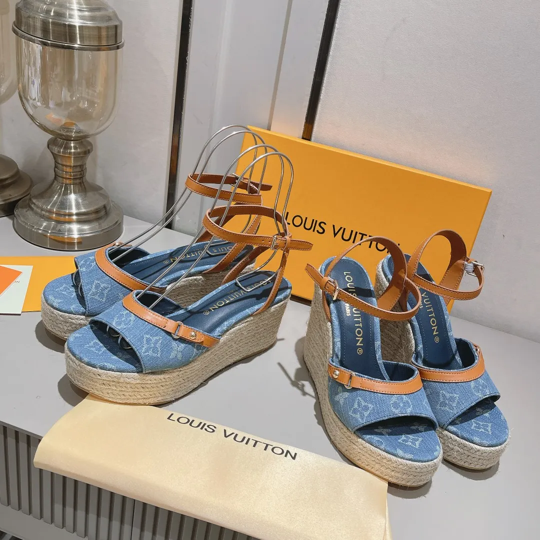 p240 2024🔥🔥🔥 LV坡跟麻绳编辑凉鞋。面料牛皮加牛仔布，内里垫脚羊皮 ，坡跟高约 13 厘米，带 3.5 厘米防水台 🎉🎉🎉码数35/42