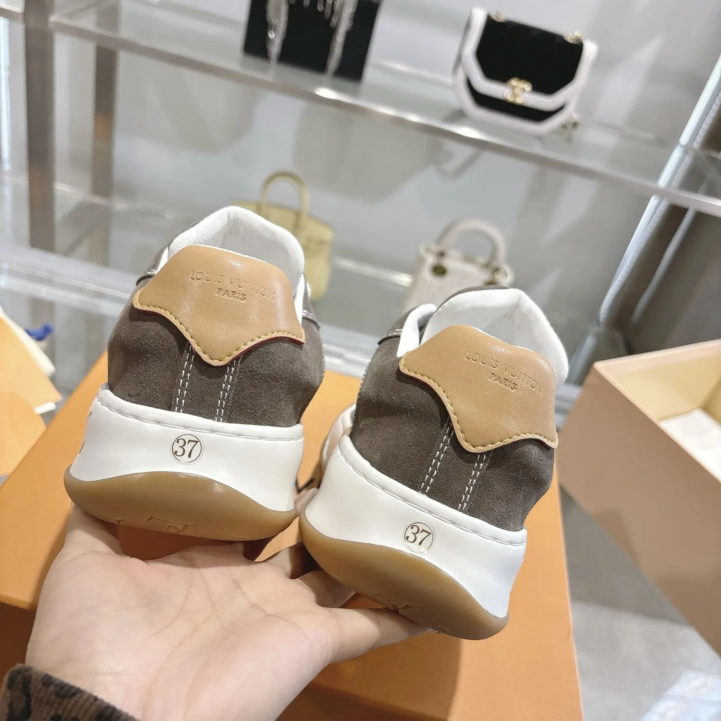 出厂💰300(顶级版本) LV 路易威登 26ss新款男士 运动鞋 休闲鞋 原版空胶工艺·上脚非常舒适 奢侈用料 做工精细 中底印有欧洲制造英文字母 鞋面由意大利进口小牛皮拼接 侧边饰有品牌LOGO标志及签名 最新乳胶垫脚➕网布内里,脚感超舒适 原厂特供原版双色TPU组合大底 套包工艺 固特异缝合锁边 独家定制头层牛皮 工艺全电脑针车拉线 鞋头 后套 冷热定型 全套拉帮套楦中低logo花纹 码数:女35-40、男39-45(女40、男39定做)