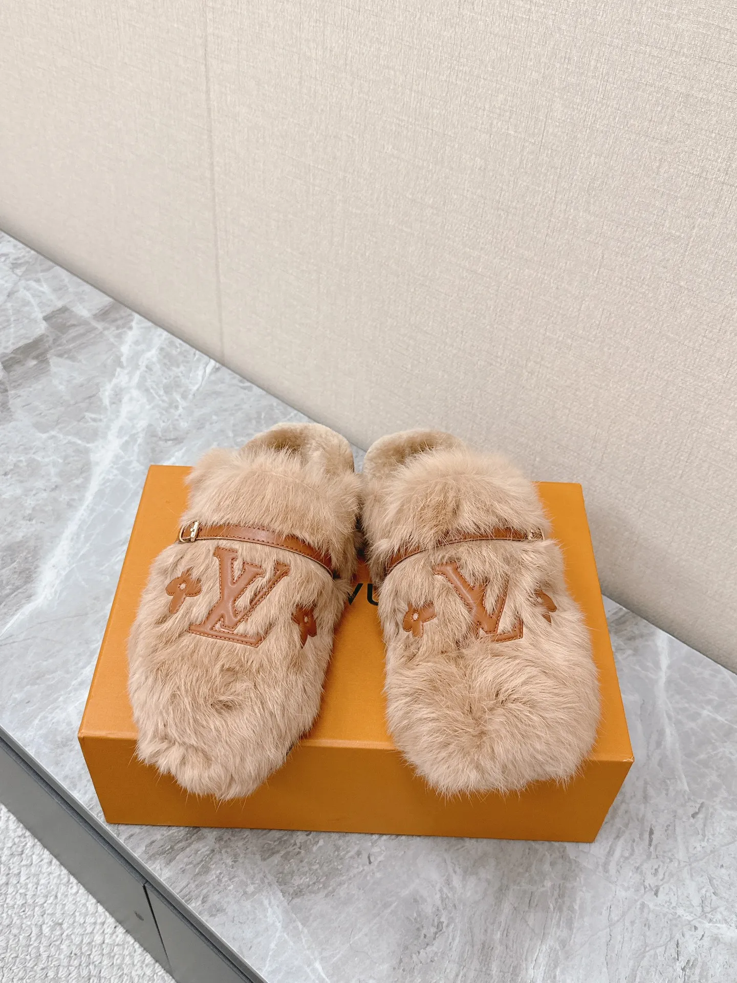 💰290 路易威登lv秋冬最新款毛毛拖鞋～ 这双毛拖也是好好看！皮质的就是非常高级呀！！!搭配秋冬的牛仔短裤 简直就是完美呀！穿上立马拥有理想的身高有没有！ 大爱款，有时尚元素，鞋面外表 贵气感十足 穿上它总能展现女性时尚韵味 时尚却不过分张扬，鞋面水貂毛 满满的高级感 鞋面：进口羊卷毛 大底：原版开模防滑大底 码数：35-40