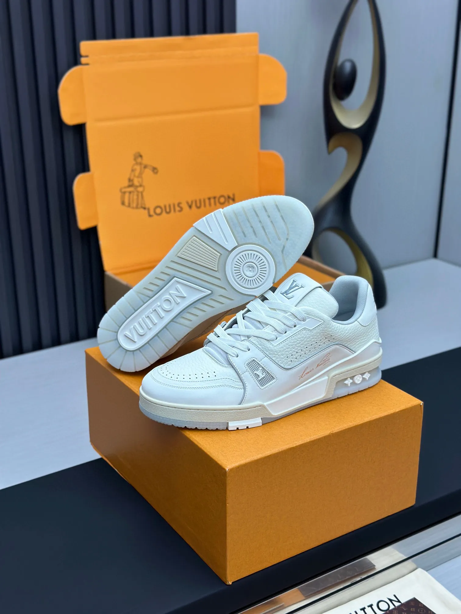 p280 情侣款👫原版开发 品质出货 欢迎对比 ✅LV系列 LV Trainer Maxi将成衣系列的宽松廓形引入VirgilAbloh笔下的LVTrainer设计，春夏秀场瞩目亮相。牛皮革鞋面结合粗犷织物鞋带，以缤纷串珠点明品牌经典。LV字母标注鞋舌，Monogram花卉栖身外底。 混合材质 采用头层牛皮制成，进口定制专用印花牛仔布包裹，粗鞋带系带设计，侧面带 Monogram 大印花， 鞋舌及后跟&rdquo;lv 54&ldquo;徽章点缀，橡胶外底饰有 Monogram 花卉， 网布内里棉垫脚，舒适性一如既往的达到极致，精品传承，品质至上，值得拥有！ 码数：女款35-39（定制40 41） 男款39-44（39.45定做不退换） ♡全套包装搭配原版礼盒