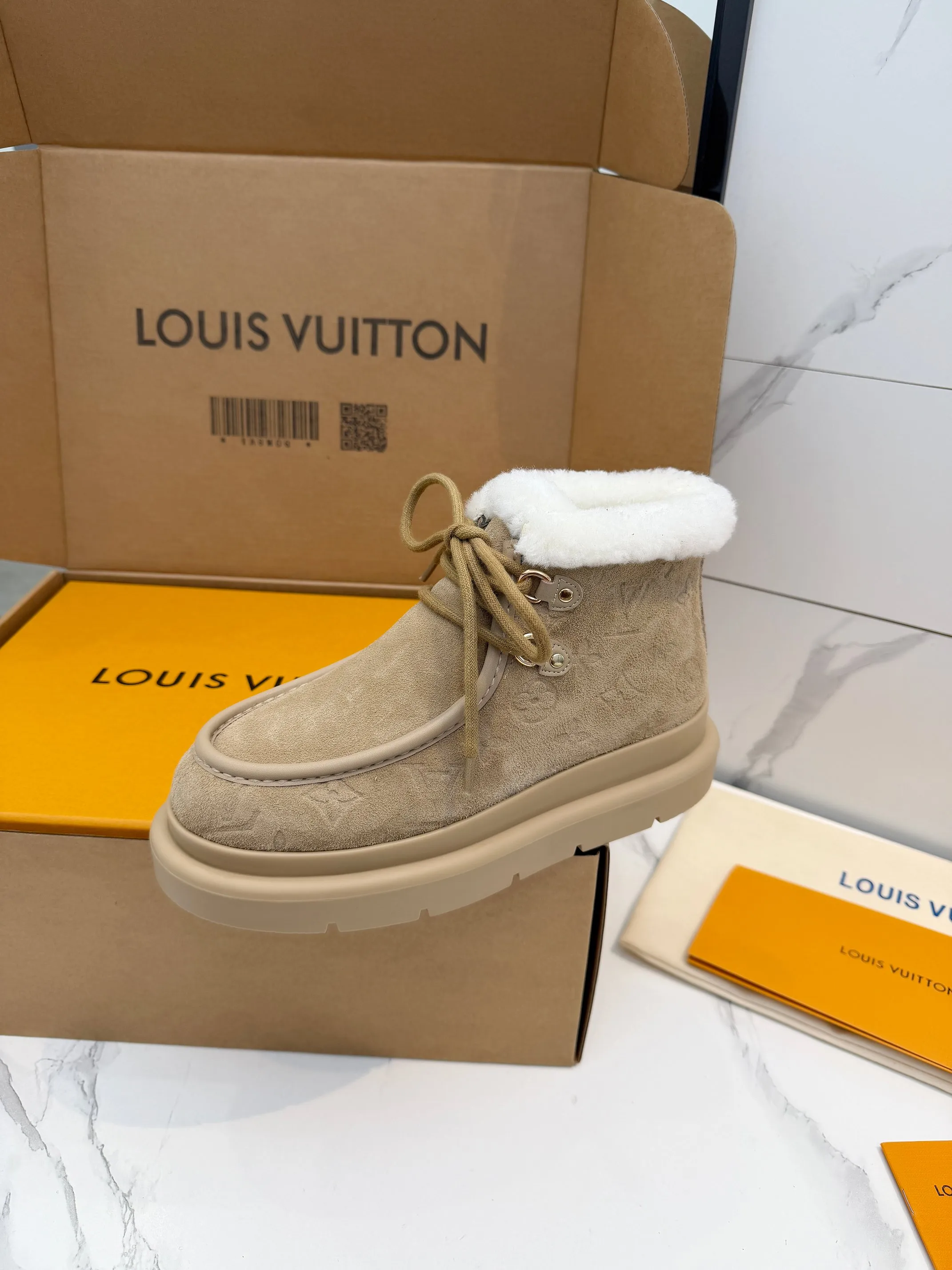 p270💰35-42(42订做不退换) Louis Vuitton秋冬最新毛靴 2025lv走秀款 鞋面:进口高丝光牛皮压花工艺 内里:毛 里超级暖和 原版开模发泡组合大底,全套精美包装