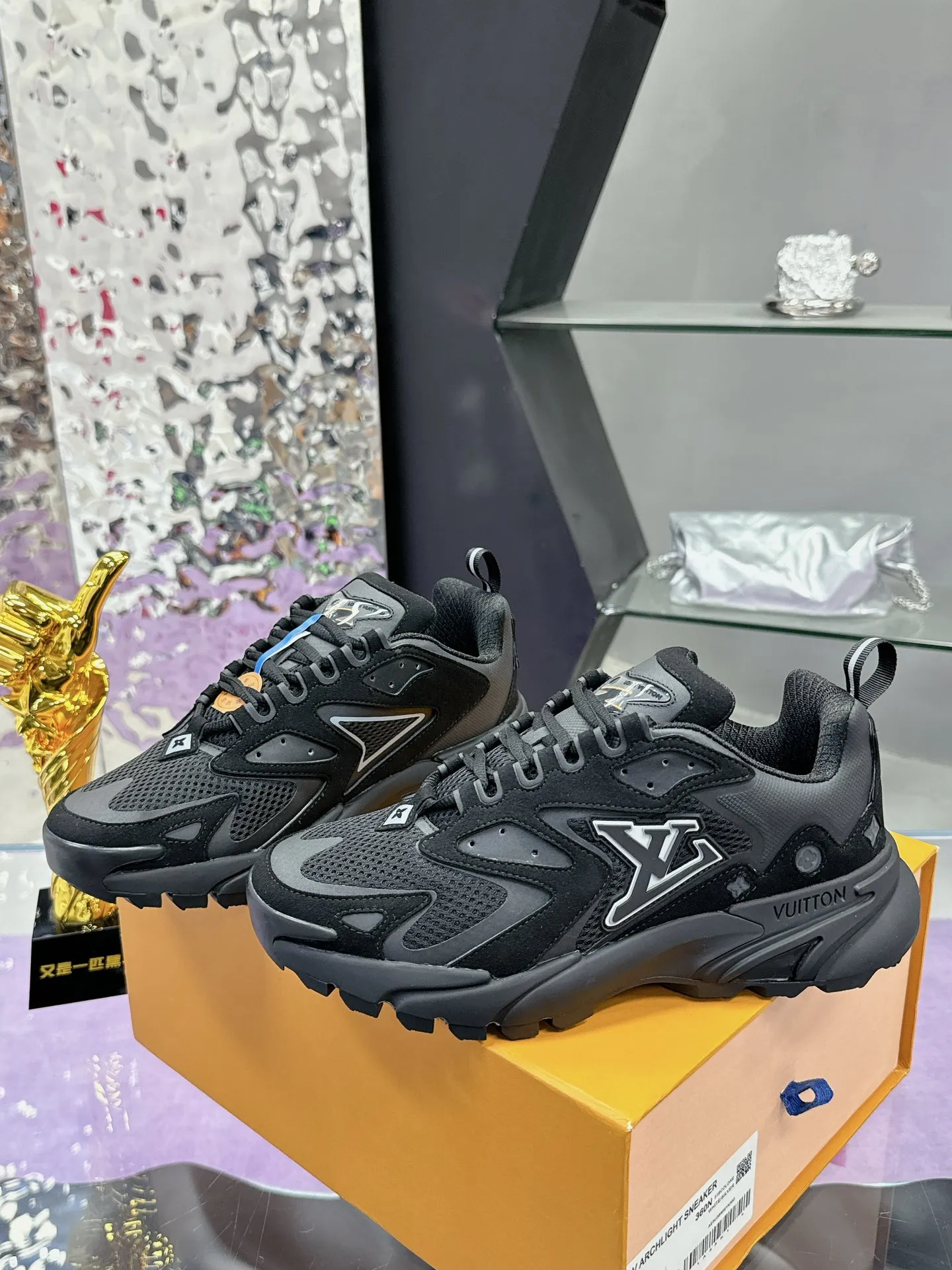 工厂价:380 (飞机盒➕10) Lv系列又加新颜色了 重磅回归 2025官方新颜色 渐变色系列颜色 增加中💓 春夏男装秀场推出 L* Runner Tatic 运动鞋:网格织物混合牛皮革,诠释跑鞋的设计精髓;反光 Monogram 花卉点缀侧面,舒适加衬鞋领、柔软科技内衬和轻盈橡胶外底完善整体。 Lv运动鞋 系列 专柜热卖中 Size 38-45 (46定制)