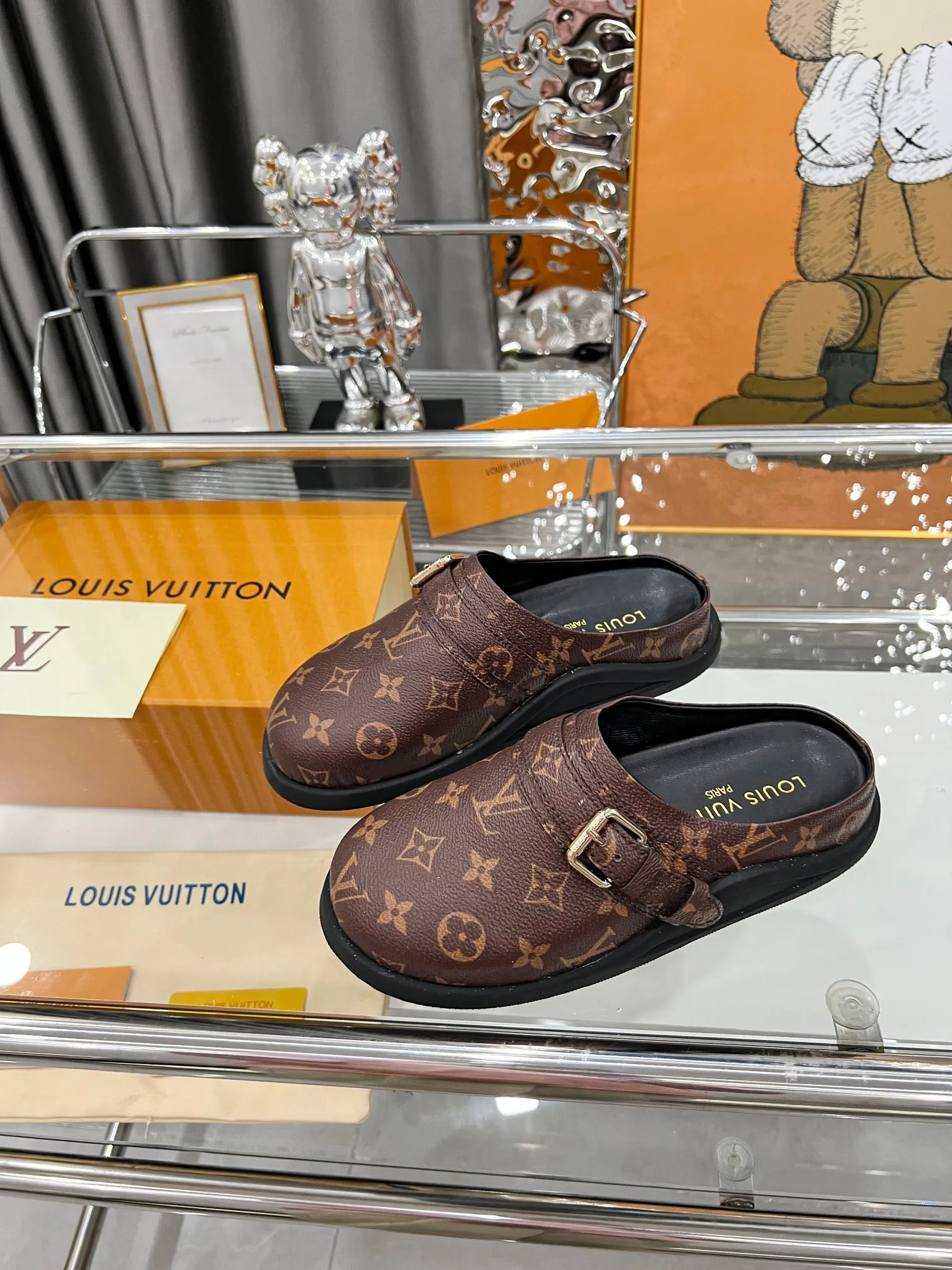p220工厂现货 Louis Vuitton路易威登，勃肯拖鞋升级款 1:1高级定制，LV Easy 凉拖取材绒面牛皮革，以 Monogram 图案彰显潮流风范。LV 字母点亮可调节饰带，韧性鞋垫和微型外底实现轻盈舒适。 面料 : 定制绒面牛皮压印 Monogram 图案，内里 ：羊皮，原版楦鞋， 码数 : 35&mdash;41, 带图下单，欢迎传图砸单，