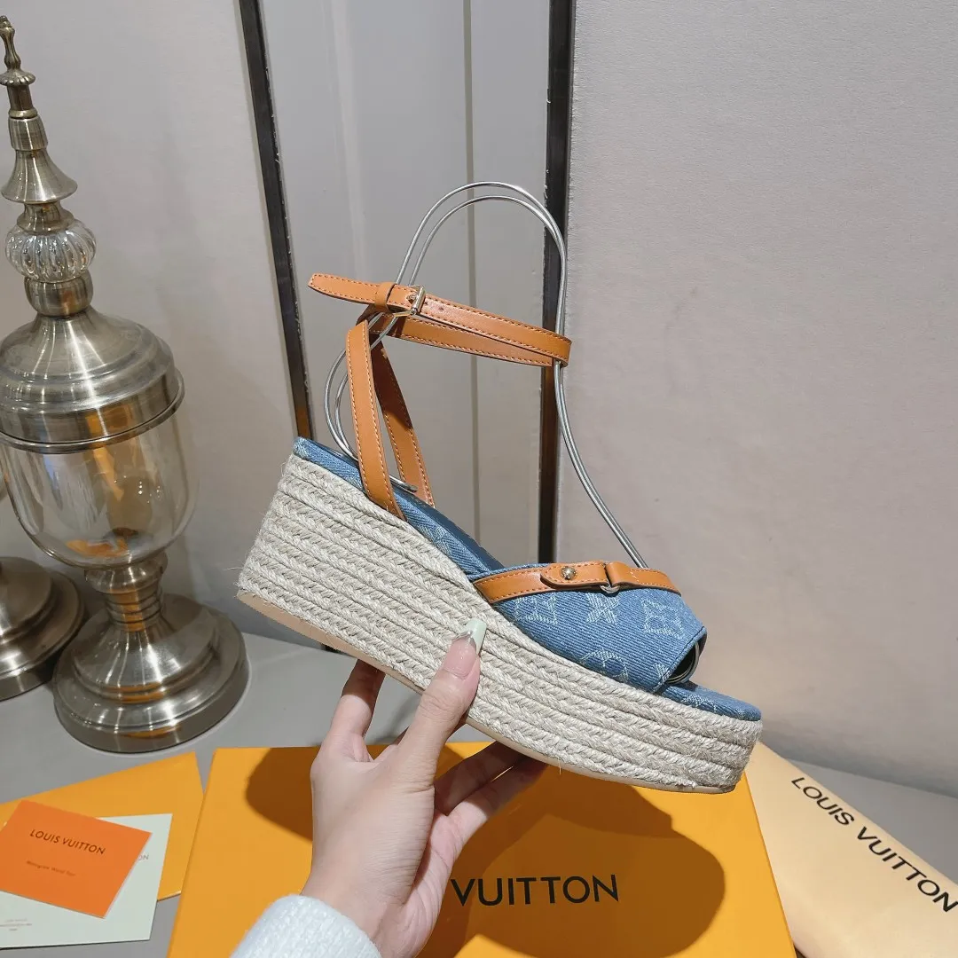 p240 2024🔥🔥🔥 LV坡跟麻绳编辑凉鞋。面料牛皮加牛仔布,内里垫脚羊皮 ,坡跟高约 13 厘米,带 3.5 厘米防水台 🎉🎉🎉码数35/42