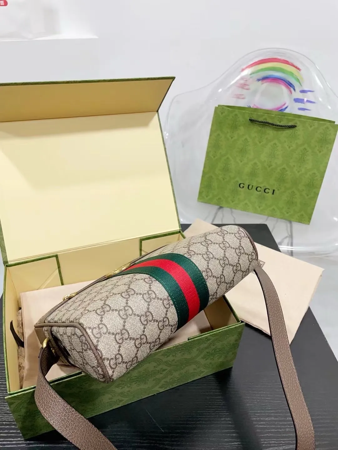 👑💰P150配礼盒🎁 GUCCI酷奇ophidia斜挎包. GG男包来咯～ 随着时间成长，老花也是经久耐看且永不过时的元素 这款包包造型小巧，依旧是复古的调性，方方正正的包型很好搭配衣服，可斜挎可作为手拿包，日常休闲和商务场合都可以驾驭，撞包率也很低，包身整体也很轻便，简约低调有质感尺寸：23*7*25cm