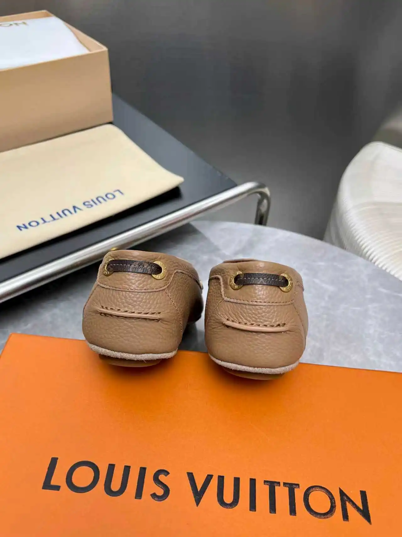 p270🇫🇷 𝙇𝙤𝙪𝙞𝙨 𝙑𝙪𝙞𝙩𝙩𝙤𝙣 🇫🇷路易威登𝓛𝓿 𝓣𝓻𝓪𝓲𝓷𝓮𝓻新款 【Arizona豆豆鞋系列】 其手工漆绘染边及手工缝制鞋面充分展现了路易威登的传统制鞋工艺。这款便鞋十分轻便，鞋舌与鞋帮一体式构造令其尤其舒适灵活，☑️☑️☑️同时柔软外底配有橡胶衬垫。饰有相搭配的饰带。 鞋面：头层牛皮，内里牛皮 Size：35-42