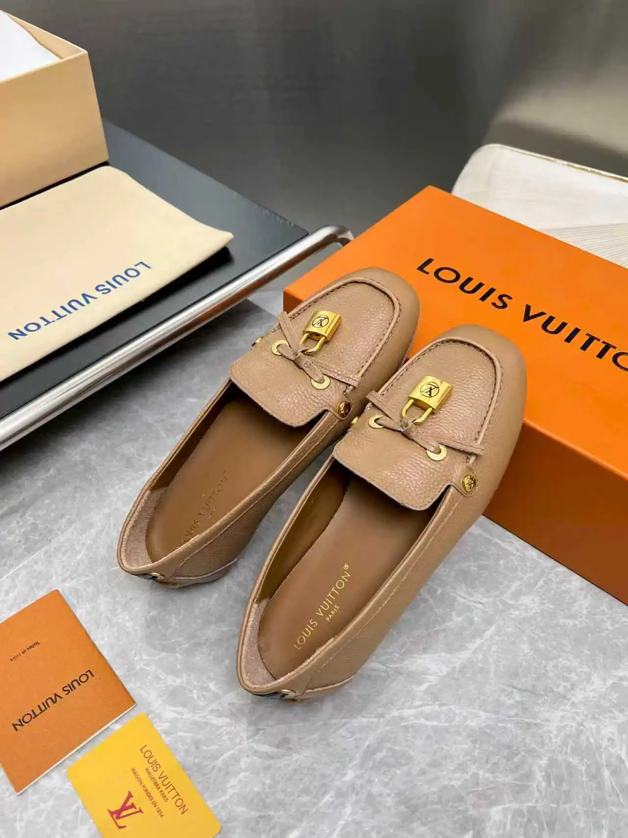 p270🇫🇷 𝙇𝙤𝙪𝙞𝙨 𝙑𝙪𝙞𝙩𝙩𝙤𝙣 🇫🇷路易威登𝓛𝓿 𝓣𝓻𝓪𝓲𝓷𝓮𝓻新款 【Arizona豆豆鞋系列】 其手工漆绘染边及手工缝制鞋面充分展现了路易威登的传统制鞋工艺。这款便鞋十分轻便,鞋舌与鞋帮一体式构造令其尤其舒适灵活,☑️☑️☑️同时柔软外底配有橡胶衬垫。饰有相搭配的饰带。 鞋面:头层牛皮,内里牛皮 Size:35-42