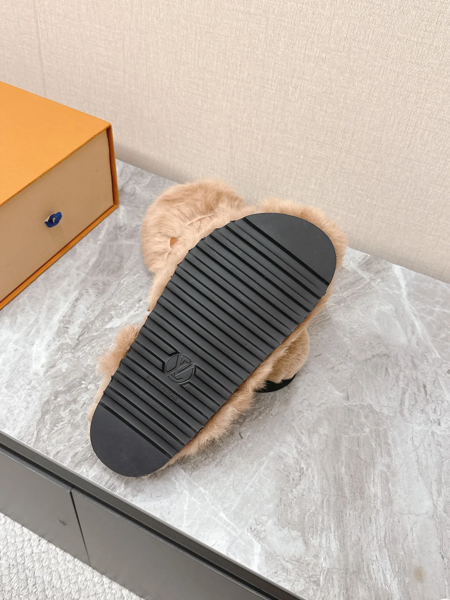 💰290 路易威登lv秋冬最新款毛毛拖鞋~ 这双毛拖也是好好看!皮质的就是非常高级呀!!!搭配秋冬的牛仔短裤 简直就是完美呀!穿上立马拥有理想的身高有没有! 大爱款,有时尚元素,鞋面外表 贵气感十足 穿上它总能展现女性时尚韵味 时尚却不过分张扬,鞋面水貂毛 满满的高级感 鞋面:进口羊卷毛 大底:原版开模防滑大底 码数:35-40