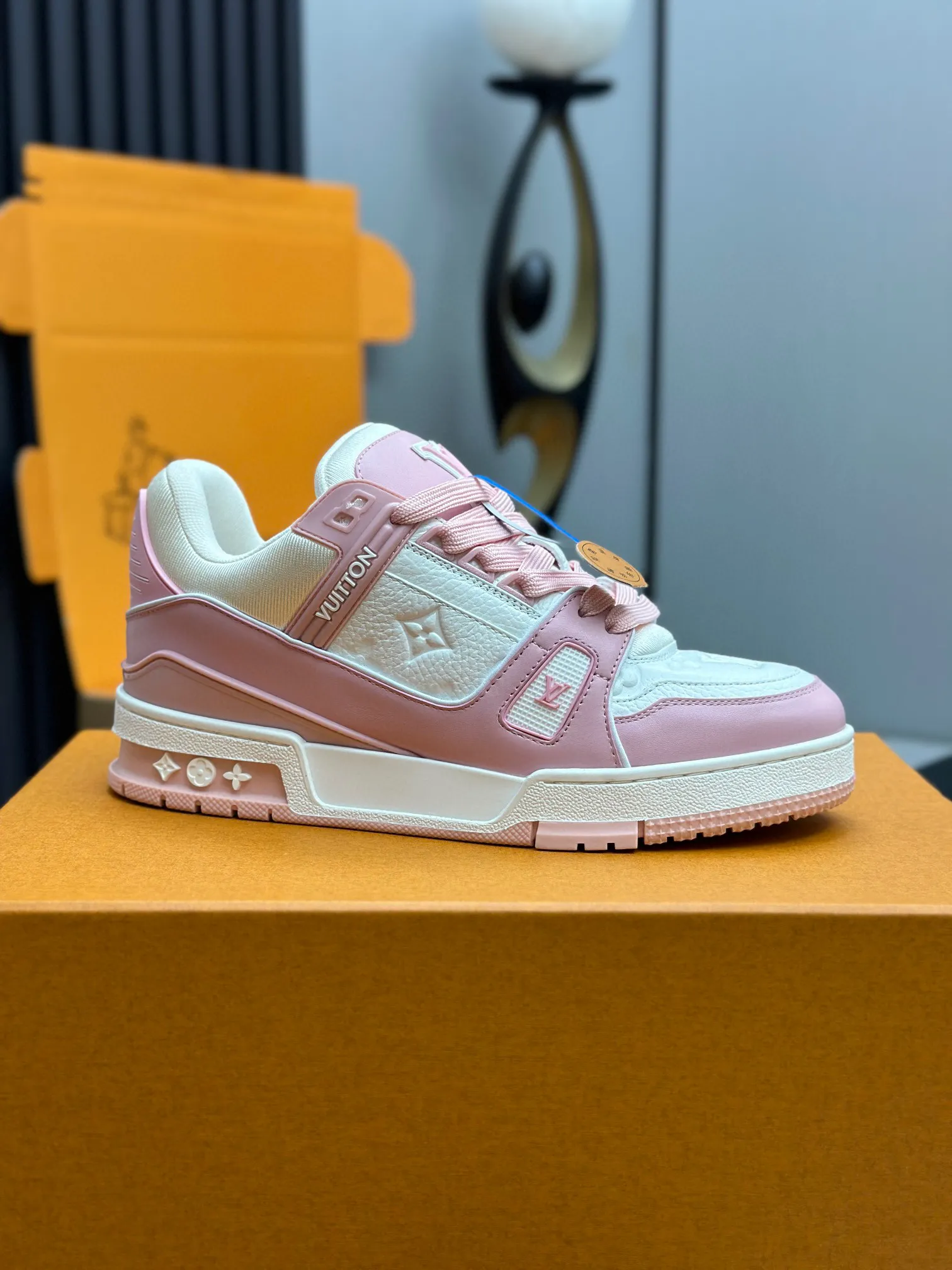 工厂直销¥280💰顶级版本 LV-路易威登-经典走秀新款 空胶工艺·原版1:1开发!!上脚非常舒适 奢侈用料,做工精细,中底印有欧洲制造英文字母 鞋面由意大利进口小牛皮拼接,侧边饰有品牌LOGO标志及签名,最新乳胶垫脚➕网布内里,脚感超舒适。原厂特供原版双色TPU组合大底。套包工艺 固特异缝合锁边 面料:独家定制头层牛皮 配件:独家私模Vuitton 标识, 内里:定制丝滑网里-头层丝绸牛皮内里 大底:TPU组合大底耐磨防滑防黄 垫脚:新款乳胶垫-网纱吸汗 工艺:全电脑针车拉线 鞋头 后套 冷热定型 全套拉帮套楦中低logo花纹 包装 -鞋带 证书 卡片 说明书 合格证 防尘袋 全网最齐包装 女款35-40男款38-46(3846订做不退换!