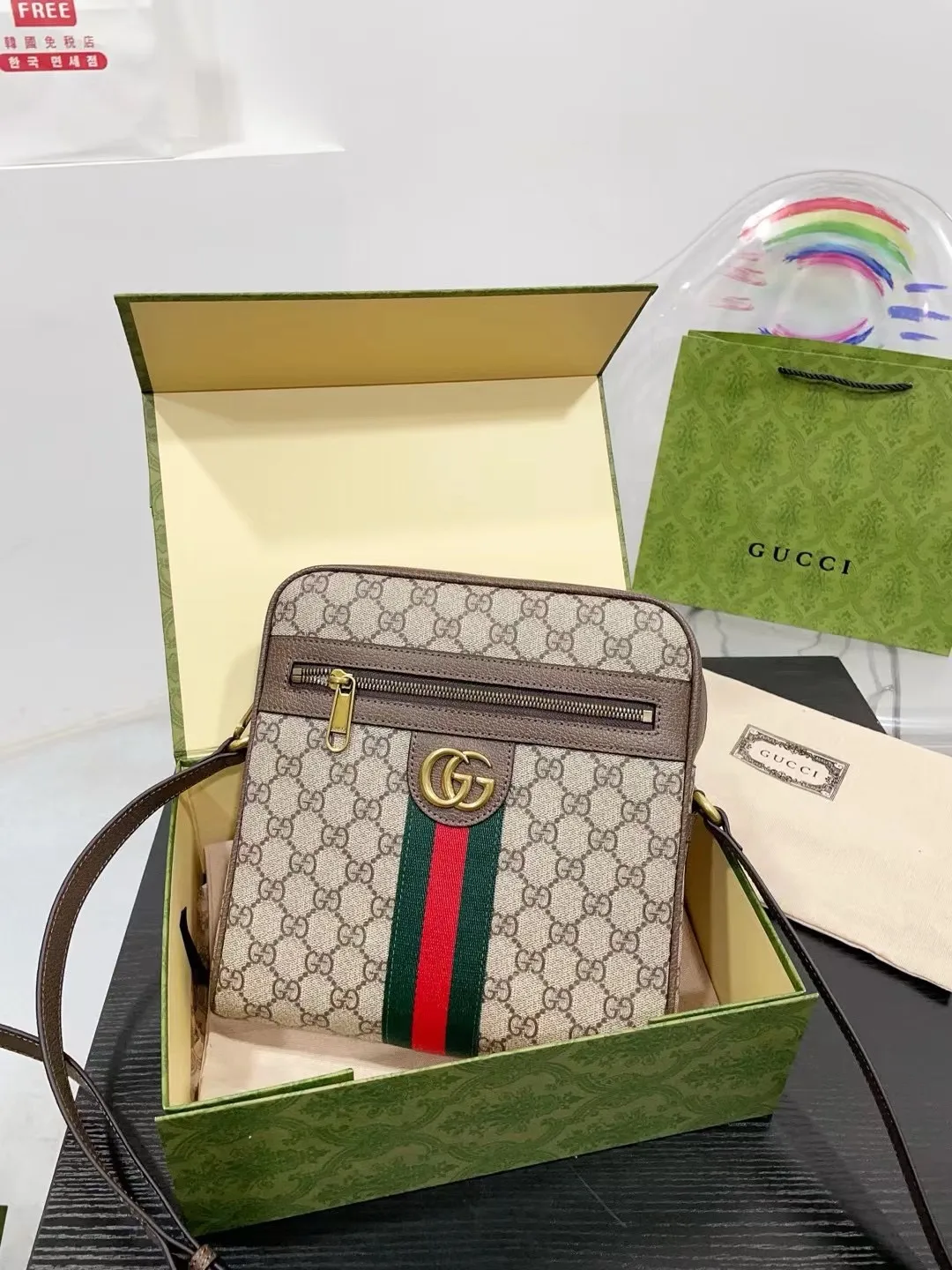 👑💰P150配礼盒🎁 GUCCI酷奇ophidia斜挎包. GG男包来咯~ 随着时间成长,老花也是经久耐看且永不过时的元素 这款包包造型小巧,依旧是复古的调性,方方正正的包型很好搭配衣服,可斜挎可作为手拿包,日常休闲和商务场合都可以驾驭,撞包率也很低,包身整体也很轻便,简约低调有质感尺寸:23*7*25cm