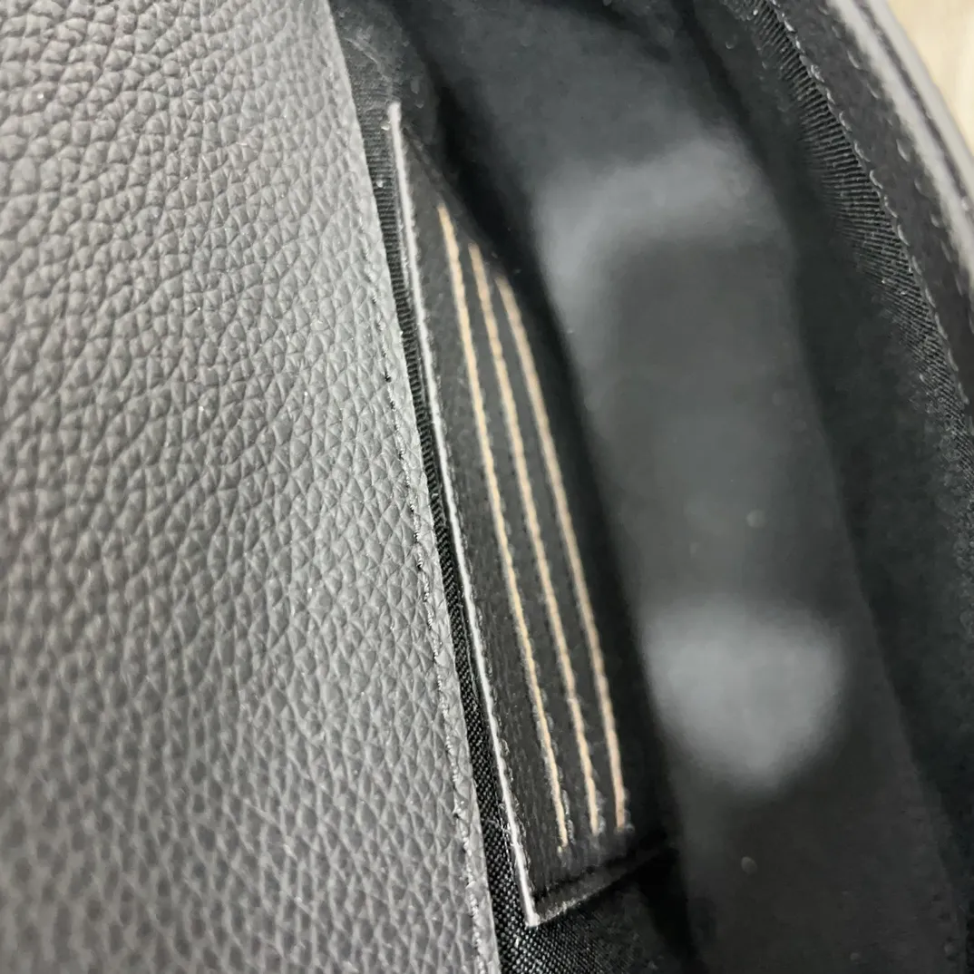 P175 Gucci 古奇 单肩包 男包 斜挎包 采用精湛镶嵌细工，经典百搭 实物拍摄 原厂原版面料 高端品质 配送防尘袋 21 x 17 cm。