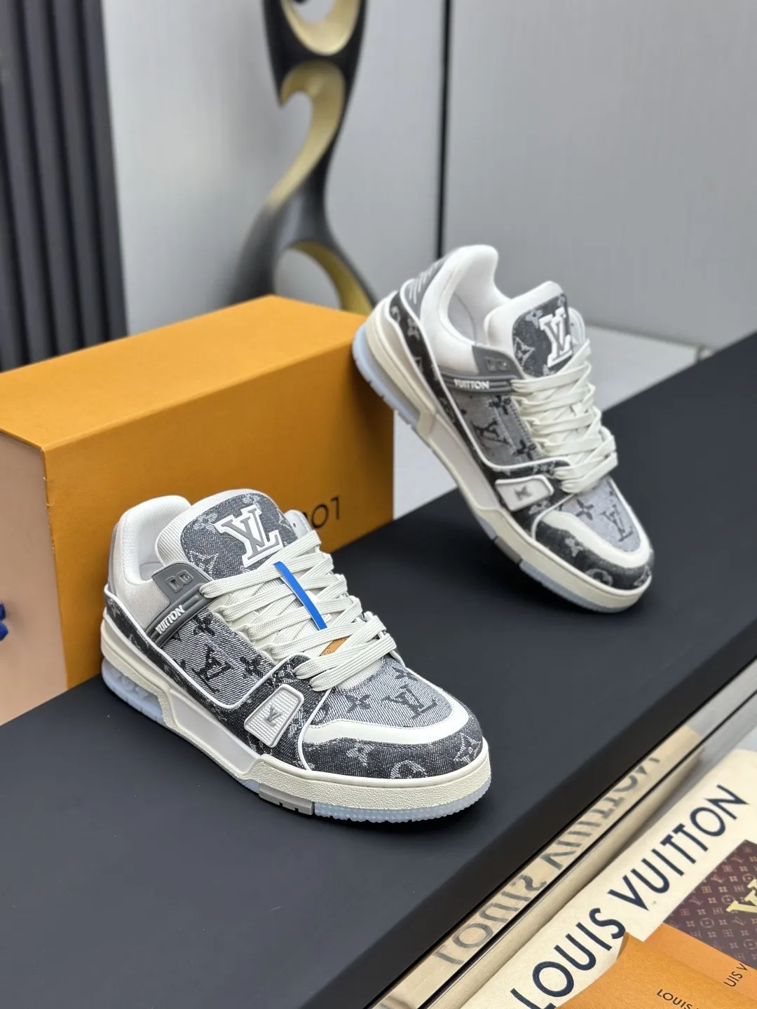 广版高版本P280 🔥🔥🔥芯片感应✅ 驴家LV Trainer 原版完美楦型 大厂出产 品控胜过市面百分之95 TPU大底材料。独家底磨 开发费2w+ 质感媲美原版 密集度超高 区别于同行色泽质感 意大利进口头层一刀切小牛皮 皮料厚实度韧性高于市面 原版垫脚聚米微料加透气英伦网布 都是按打造开发 不偷半点料 不掺半点假 细节原版一致✅可对比 全包套原版包装配件 目前市面一梯队级别 ⚠️市场太杂请注意混卖版本 可区别材料 版型 质感 包装配件 一切肉眼可见的细节。 女码:35-40,男码:38-45(38.45-47定做)