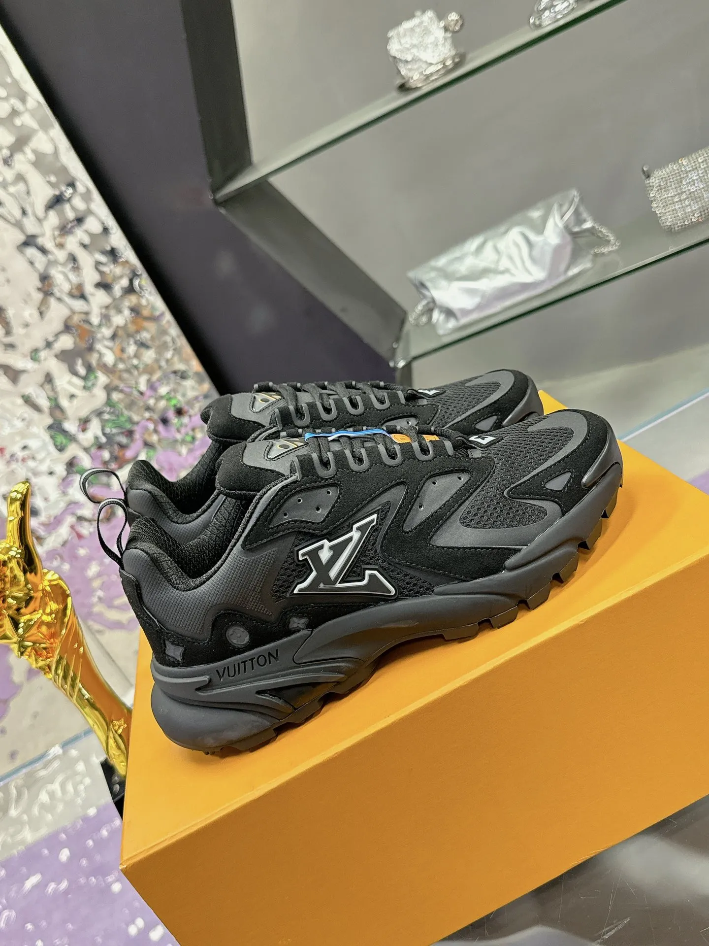 工厂价:380 (飞机盒➕10) Lv系列又加新颜色了 重磅回归 2025官方新颜色 渐变色系列颜色 增加中💓 春夏男装秀场推出 L* Runner Tatic 运动鞋:网格织物混合牛皮革,诠释跑鞋的设计精髓;反光 Monogram 花卉点缀侧面,舒适加衬鞋领、柔软科技内衬和轻盈橡胶外底完善整体。 Lv运动鞋 系列 专柜热卖中 Size 38-45 (46定制)