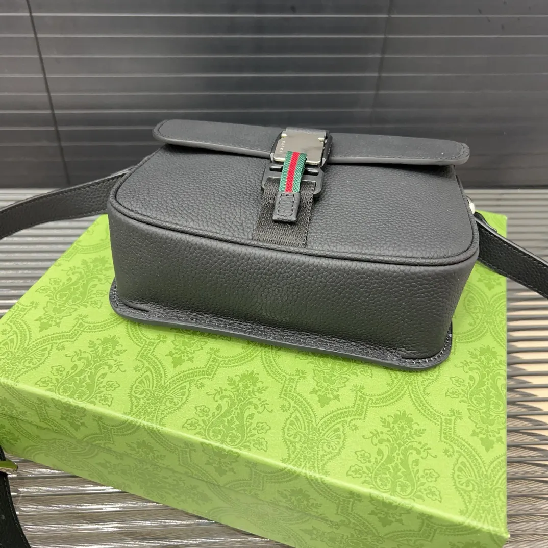 P175 Gucci 古奇 单肩包 男包 斜挎包 采用精湛镶嵌细工，经典百搭 实物拍摄 原厂原版面料 高端品质 配送防尘袋 21 x 17 cm。