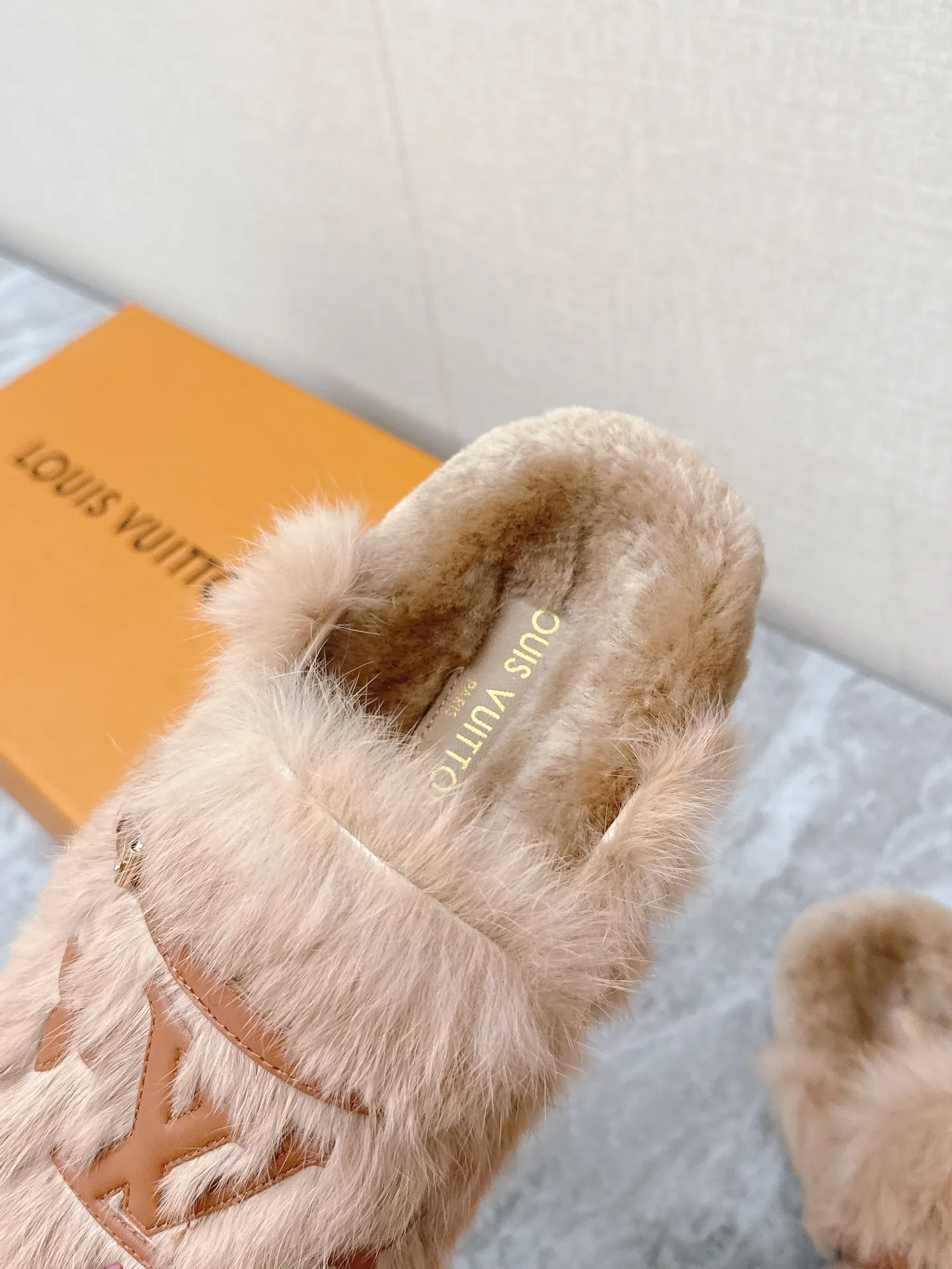 💰290 路易威登lv秋冬最新款毛毛拖鞋～ 这双毛拖也是好好看！皮质的就是非常高级呀！！!搭配秋冬的牛仔短裤 简直就是完美呀！穿上立马拥有理想的身高有没有！ 大爱款，有时尚元素，鞋面外表 贵气感十足 穿上它总能展现女性时尚韵味 时尚却不过分张扬，鞋面水貂毛 满满的高级感 鞋面：进口羊卷毛 大底：原版开模防滑大底 码数：35-40
