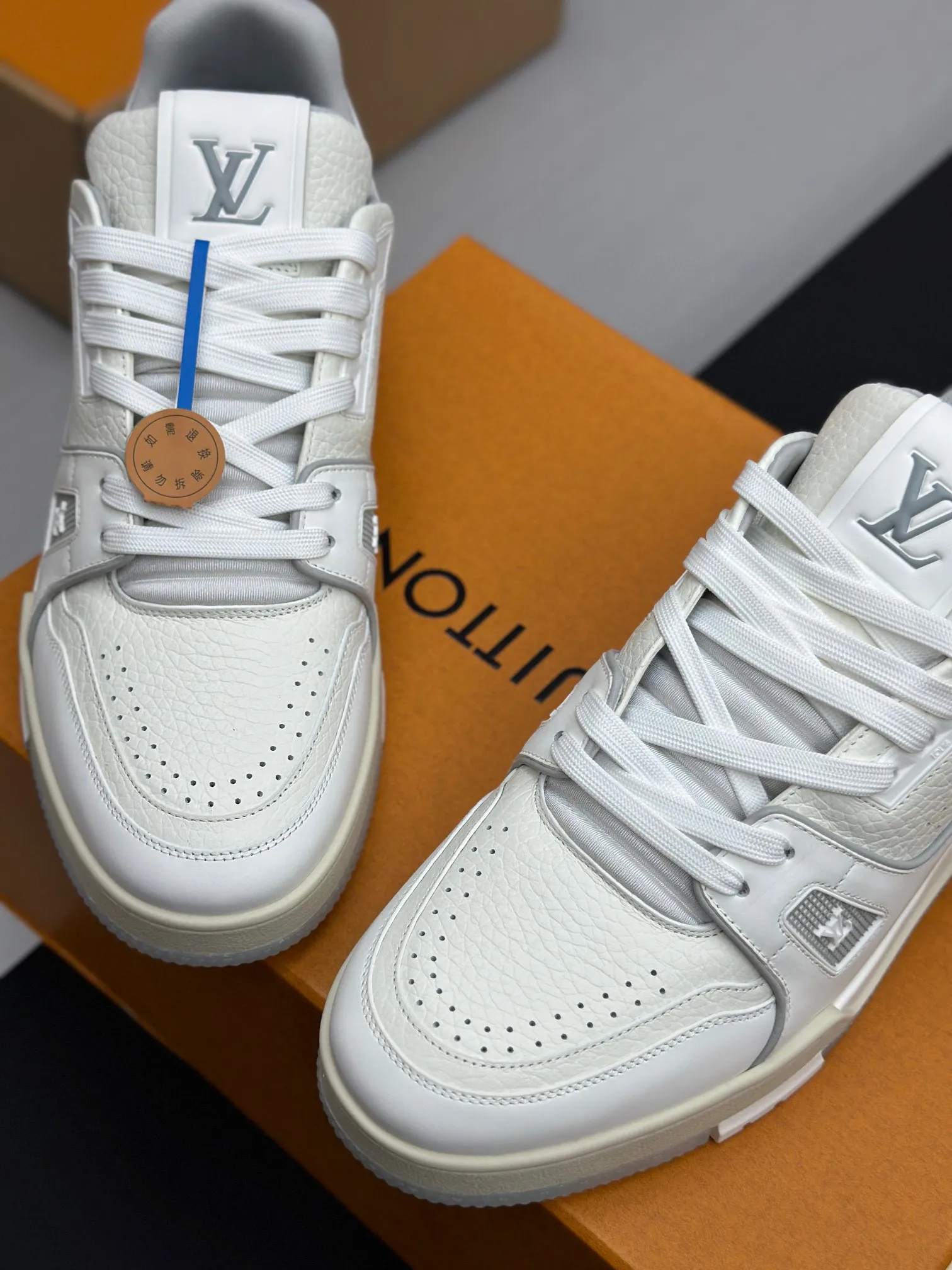 p280 情侣款👫原版开发 品质出货 欢迎对比 ✅LV系列 LV Trainer Maxi将成衣系列的宽松廓形引入VirgilAbloh笔下的LVTrainer设计，春夏秀场瞩目亮相。牛皮革鞋面结合粗犷织物鞋带，以缤纷串珠点明品牌经典。LV字母标注鞋舌，Monogram花卉栖身外底。 混合材质 采用头层牛皮制成，进口定制专用印花牛仔布包裹，粗鞋带系带设计，侧面带 Monogram 大印花， 鞋舌及后跟&rdquo;lv 54&ldquo;徽章点缀，橡胶外底饰有 Monogram 花卉， 网布内里棉垫脚，舒适性一如既往的达到极致，精品传承，品质至上，值得拥有！ 码数：女款35-39（定制40 41） 男款39-44（39.45定做不退换） ♡全套包装搭配原版礼盒
