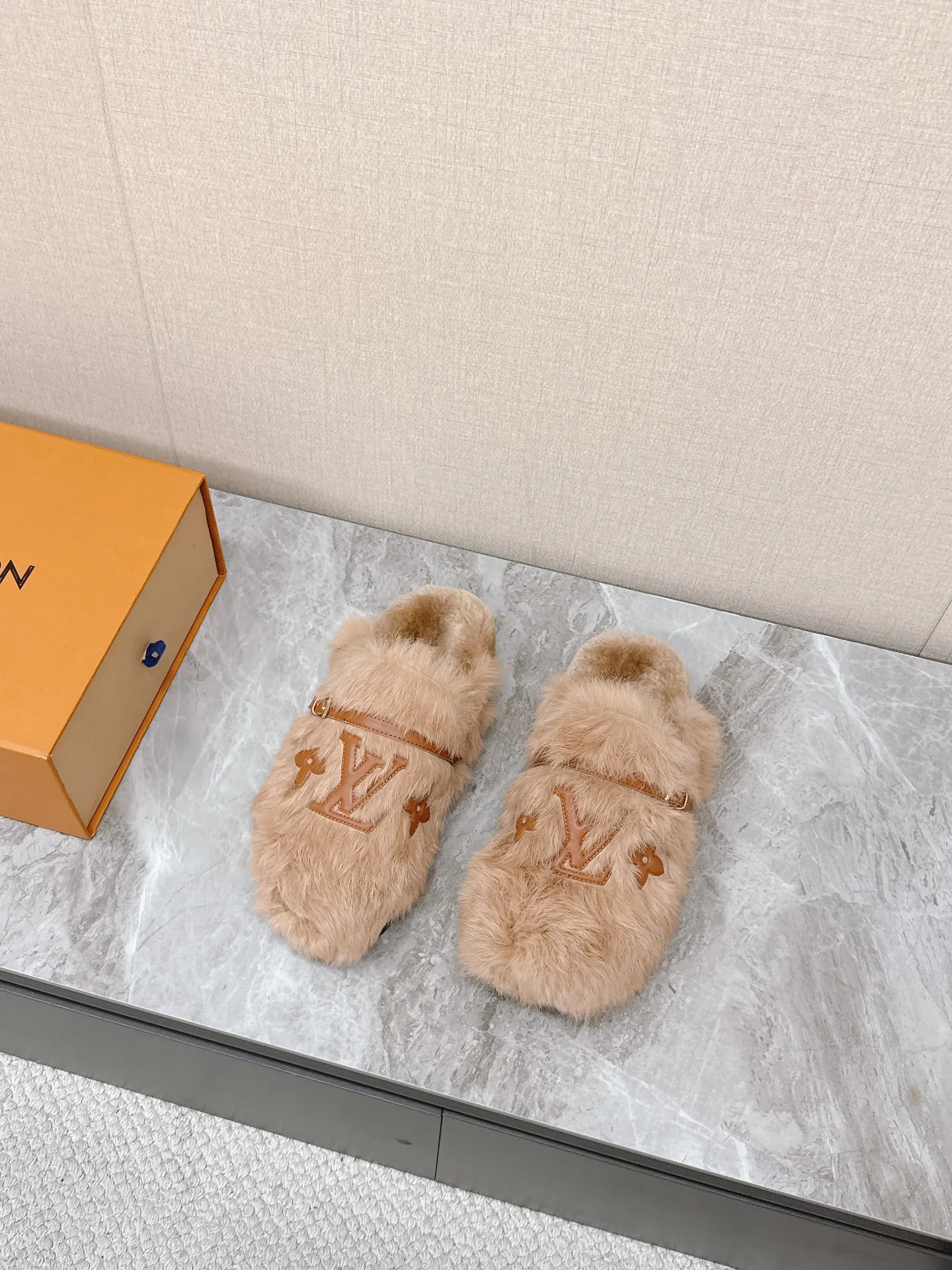 💰290 路易威登lv秋冬最新款毛毛拖鞋~ 这双毛拖也是好好看!皮质的就是非常高级呀!!!搭配秋冬的牛仔短裤 简直就是完美呀!穿上立马拥有理想的身高有没有! 大爱款,有时尚元素,鞋面外表 贵气感十足 穿上它总能展现女性时尚韵味 时尚却不过分张扬,鞋面水貂毛 满满的高级感 鞋面:进口羊卷毛 大底:原版开模防滑大底 码数:35-40