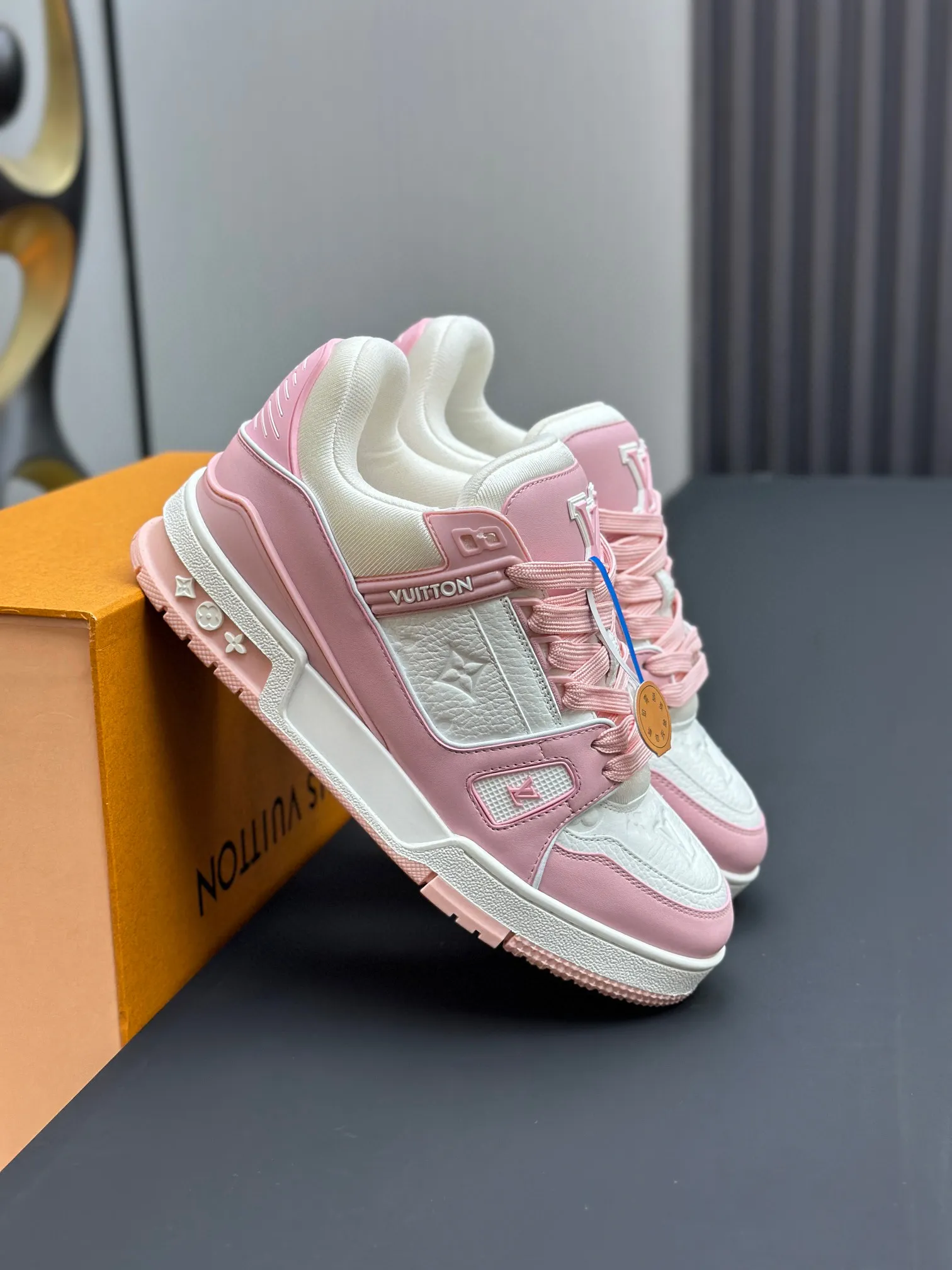 工厂直销&yen;280💰顶级版本 LV-路易威登-经典走秀新款 空胶工艺&middot;原版1：1开发！！上脚非常舒适 奢侈用料，做工精细，中底印有欧洲制造英文字母 鞋面由意大利进口小牛皮拼接，侧边饰有品牌LOGO标志及签名，最新乳胶垫脚➕网布内里，脚感超舒适。原厂特供原版双色TPU组合大底。套包工艺 固特异缝合锁边 面料:独家定制头层牛皮 配件:独家私模Vuitton 标识， 内里:定制丝滑网里-头层丝绸牛皮内里 大底:TPU组合大底耐磨防滑防黄 垫脚:新款乳胶垫-网纱吸汗 工艺:全电脑针车拉线 鞋头 后套 冷热定型 全套拉帮套楦中低logo花纹 包装 -鞋带 证书 卡片 说明书 合格证 防尘袋 全网最齐包装 女款35-40男款38-46（3846订做不退换！