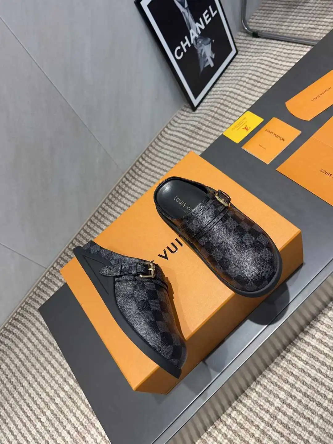 p240 35到41 louis vuitton lv 25ss新款勃肯拖鞋 可可爱爱、脚感简直不要太好 侧面logo扣点睛之笔 简约又高级 露跟设计 即穿即走 懒人福音 上脚效果极佳 闭眼入 原版购入开发 鞋面:进口磨砂皮进+老花超纤 五金扣原版开模 内里垫脚:羊皮 鞋底:原版开模高密度Tpu大底