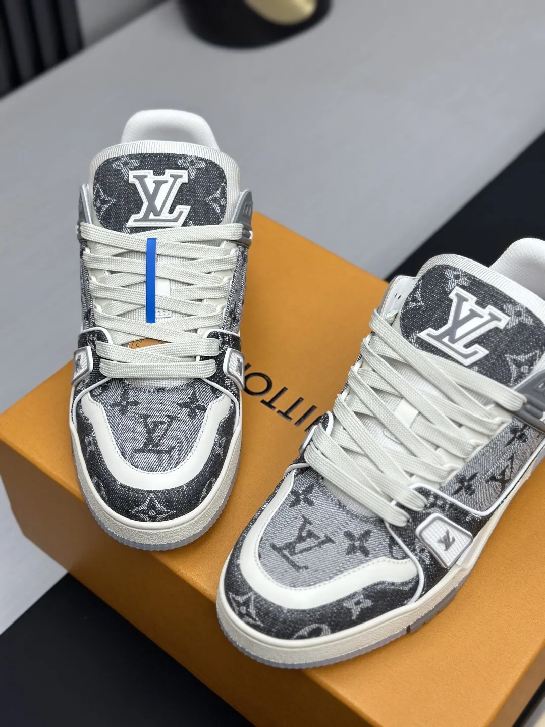 广版高版本P280 🔥🔥🔥芯片感应✅ 驴家LV Trainer 原版完美楦型 大厂出产 品控胜过市面百分之95 TPU大底材料。独家底磨 开发费2w+ 质感媲美原版 密集度超高 区别于同行色泽质感 意大利进口头层一刀切小牛皮 皮料厚实度韧性高于市面 原版垫脚聚米微料加透气英伦网布 都是按打造开发 不偷半点料 不掺半点假 细节原版一致✅可对比 全包套原版包装配件 目前市面一梯队级别 ⚠️市场太杂请注意混卖版本 可区别材料 版型 质感 包装配件 一切肉眼可见的细节。 女码：35-40，男码：38-45（38.45-47定做）