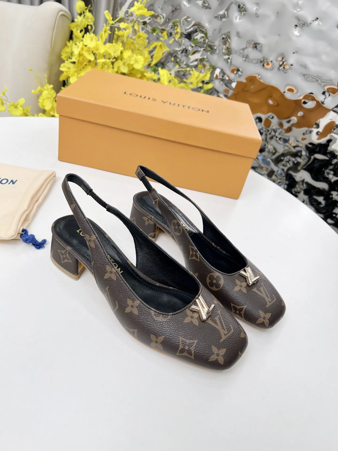 上新啦，2025LOUIS VUITTON 专柜经典款，经典永流传！做工用料都和原版同步， 内里/垫脚；羊皮 跟高：3.5cm 码数 35-41 橡胶底， 颜色：四色可入（黑牛漆皮，白色牛漆皮，黑色牛皮，LV老花皮） 带全套包装P190