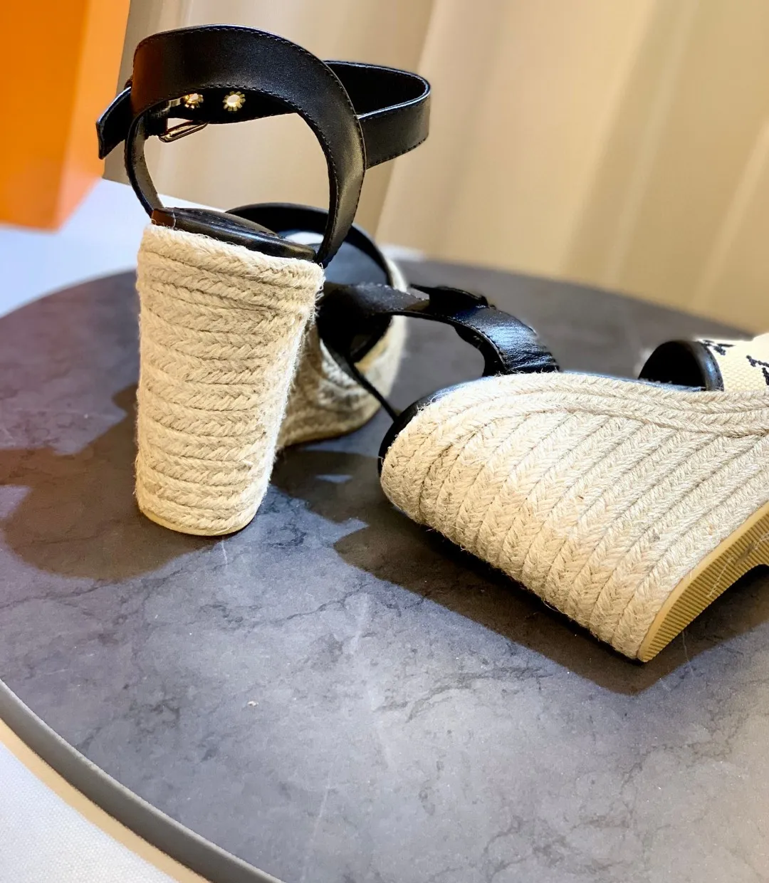 p240 最新款 坡跟跟高11cm 代购级————很爆的一款 lv2023新款新色系 电绣工艺 精美 精细 ————原版解拆 1/1复制 ★上脚超显脚小 非常舒适 显瘦又显白 鞋面原版电绣 复古美 ★内里 羊皮 ★原版大底 ★原版开模 大底 防滑 ★码数35-42