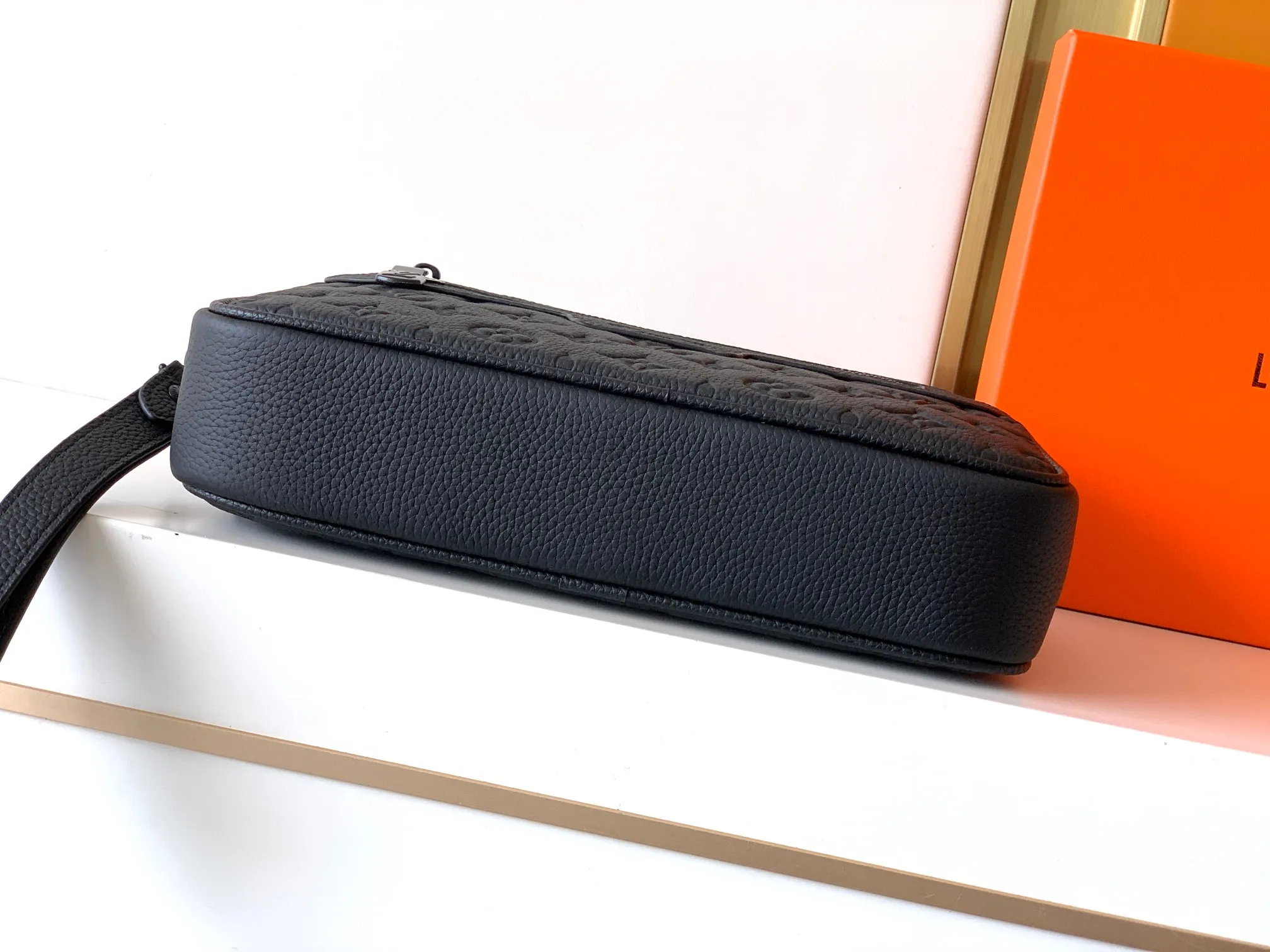 原单顶级M69825#黑色全皮压花， Fastline 邮差包以柔软牛皮革塑造贴身构型，可容纳手机、短款钱夹、记事本和耳机等日常所需。尺寸25x16x5.5------💰270