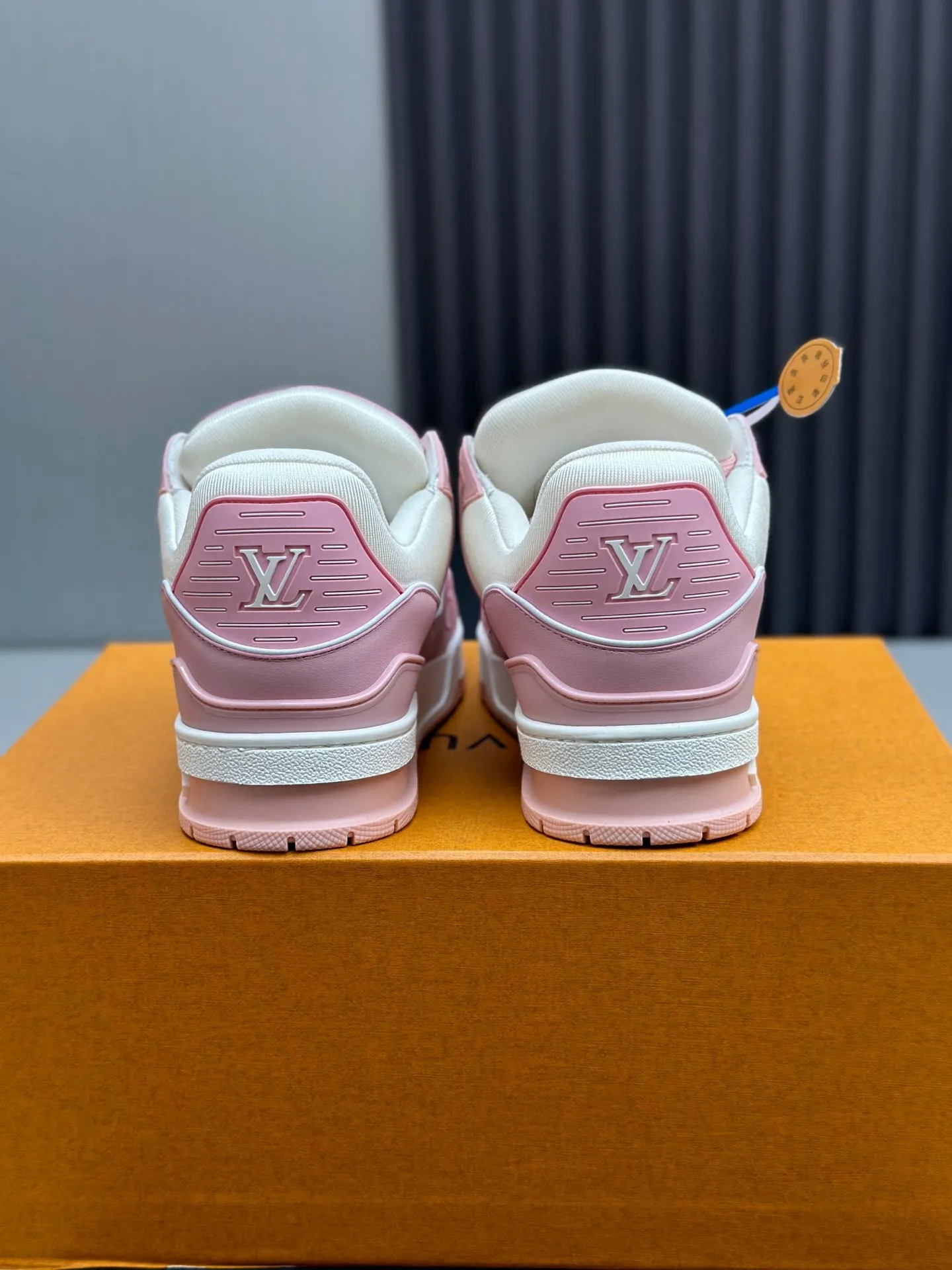 工厂直销&yen;280💰顶级版本 LV-路易威登-经典走秀新款 空胶工艺&middot;原版1：1开发！！上脚非常舒适 奢侈用料，做工精细，中底印有欧洲制造英文字母 鞋面由意大利进口小牛皮拼接，侧边饰有品牌LOGO标志及签名，最新乳胶垫脚➕网布内里，脚感超舒适。原厂特供原版双色TPU组合大底。套包工艺 固特异缝合锁边 面料:独家定制头层牛皮 配件:独家私模Vuitton 标识， 内里:定制丝滑网里-头层丝绸牛皮内里 大底:TPU组合大底耐磨防滑防黄 垫脚:新款乳胶垫-网纱吸汗 工艺:全电脑针车拉线 鞋头 后套 冷热定型 全套拉帮套楦中低logo花纹 包装 -鞋带 证书 卡片 说明书 合格证 防尘袋 全网最齐包装 女款35-40男款38-46（3846订做不退换！