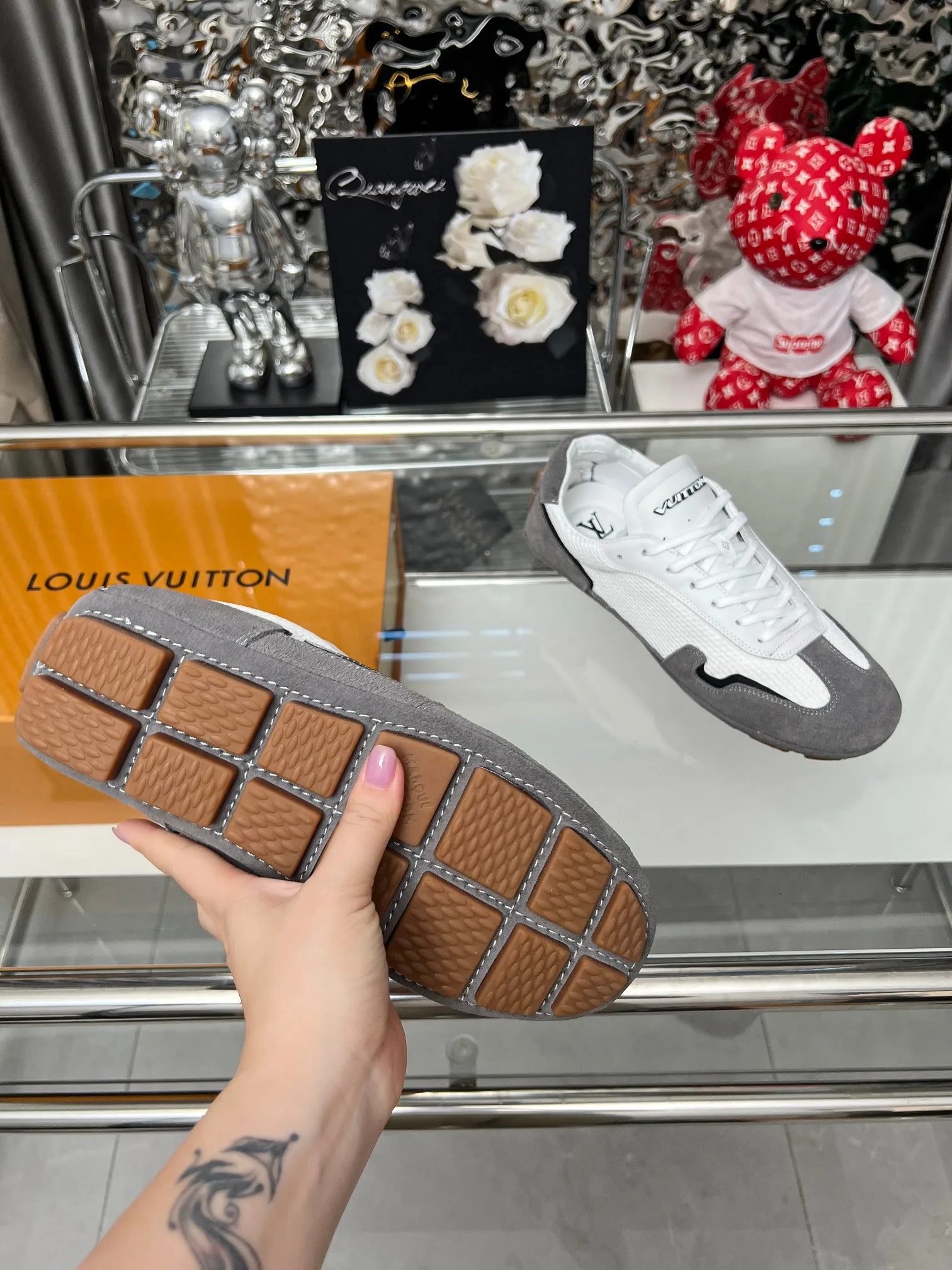 p310,LV新款情侣款薄底鞋,告别厚重,拥抱轻盈超薄底设计,赋予足下灵动自由,步履间尽显从容。复古德训鞋 .一双好鞋穿遍夏天 面料 : 定制网面绒面牛皮拼接 码数:35-46 欢迎传图下单