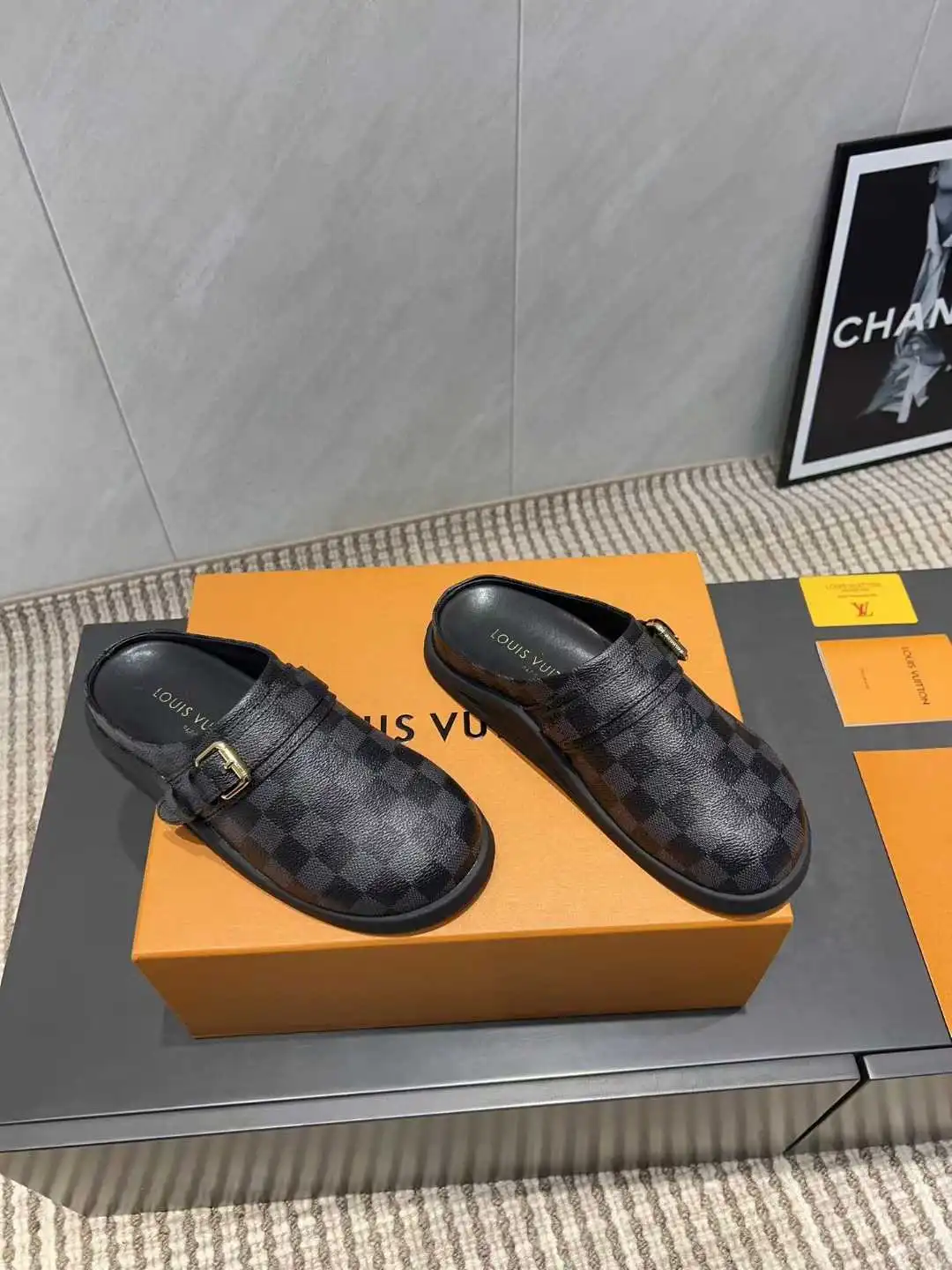 p240 35到41 louis vuitton lv 25ss新款勃肯拖鞋 可可爱爱、脚感简直不要太好 侧面logo扣点睛之笔 简约又高级 露跟设计 即穿即走 懒人福音 上脚效果极佳 闭眼入 原版购入开发 鞋面:进口磨砂皮进+老花超纤 五金扣原版开模 内里垫脚:羊皮 鞋底:原版开模高密度Tpu大底