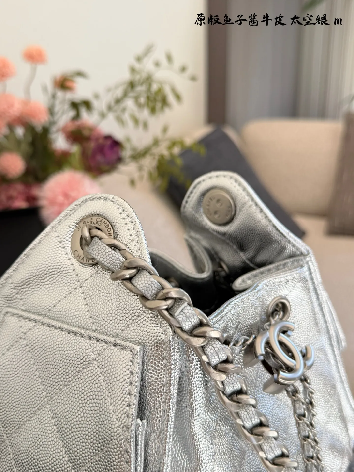 p250p280 牛皮 香奈儿26C银色25bag mini​​ ✨香奈儿26C早春系列25bag mini，银色金属光泽+经典菱格纹，未来感满满！油蜡皮材质细腻耐磨，链条肩带+抽绳设计，手提斜挎都OK，日常出街超百搭👜。尺寸26&times;22cm，20&times;17cm 容量适中，秋冬大衣、春夏轻便穿搭都能轻松驾驭。银色在光线下细闪，时髦精必入，Jennie同款超火🔥，断货预警！