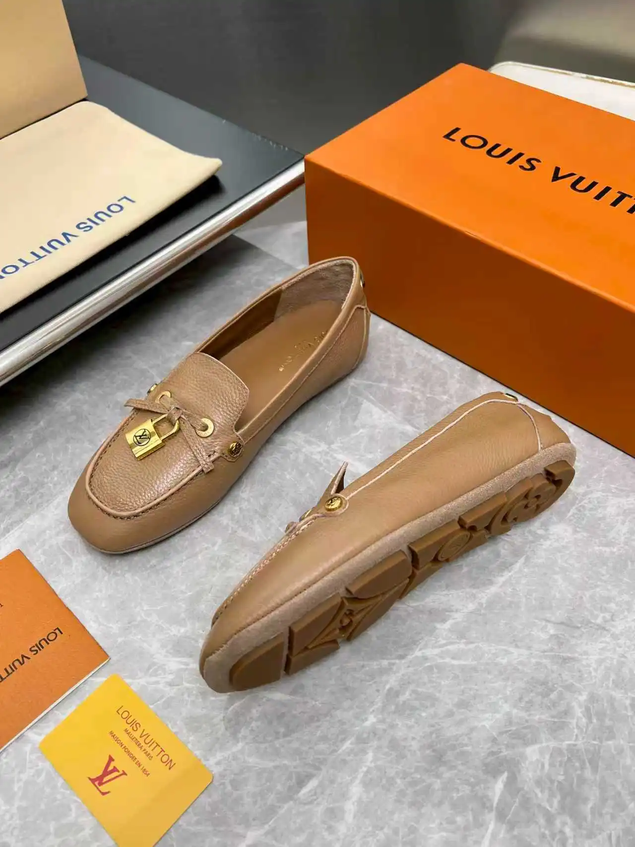 p270🇫🇷 𝙇𝙤𝙪𝙞𝙨 𝙑𝙪𝙞𝙩𝙩𝙤𝙣 🇫🇷路易威登𝓛𝓿 𝓣𝓻𝓪𝓲𝓷𝓮𝓻新款 【Arizona豆豆鞋系列】 其手工漆绘染边及手工缝制鞋面充分展现了路易威登的传统制鞋工艺。这款便鞋十分轻便，鞋舌与鞋帮一体式构造令其尤其舒适灵活，☑️☑️☑️同时柔软外底配有橡胶衬垫。饰有相搭配的饰带。 鞋面：头层牛皮，内里牛皮 Size：35-42